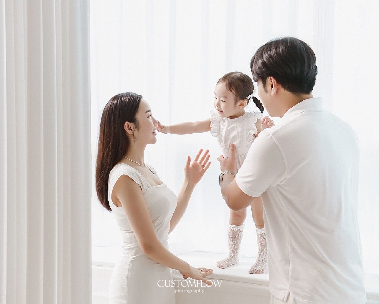 ⠀
가족사진이라고 하면 우리 가족이 떠올랐다는
동생 덕분에 재미나게 촬영을 하고 왔지요🤍

자연스러운 우리의 모습을 사진 속에 담아서
표정 뿐만 아니라 미소도 더 행복해 보인다.ᐟ.ᐟ