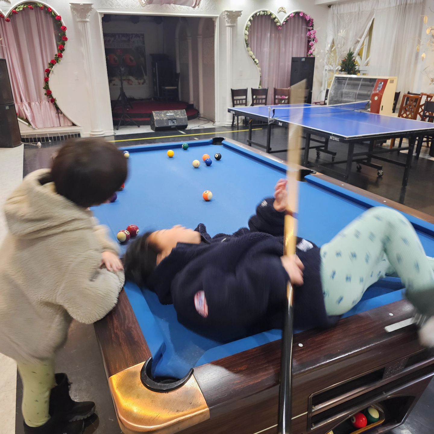 잠들기전, 당구 한게임? 콜!
남겨봐아 사라질, 오늘 하루도 아낌없이 썼다. 

하늘에서 슈가파우더가 내리는 이곳, 산나물 장인이 사시는 닭볶음탕 맛집을 찾아 산길을 오르내린다. 김탁구에 빙의되어 탁구 한게임으로 시작하는 아침.

한톨의 남김 없이 써보자. ♥ 행복한 하루되세요!