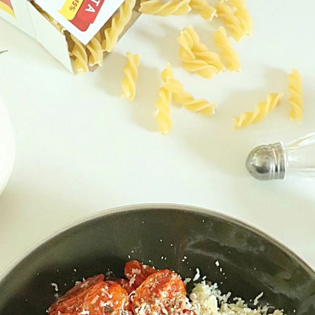  호랑 | 홈쿡•홈브런치•플레이팅•온더테이블 on Instagram: "협찬 | 푸실리 샐러드 파스타

집에 방울토마토가 너무 많아서 뭘 할까 고민하다가 오븐에 살짝 구워 샐러드 파스타를 만들었어요!

차갑게 식힌 푸실리면에 바질페스토와 구운 방울토마토, 올리브, 루꼴라 등을 넣고 섞어서 만든 요 샐러드 파스타😊

식이섬유가 많은 화이버파스타로 만들어 다이어트에도 아주 좋답니다!

- 재료 -
방울토마토 약 11개
푸실리파스타면 70g
바질페스토 1-1.5T
올리브 적당량
루꼴라 약간
그라나파다노치즈 
올리브유
꿀
화이트발사믹 1t
소금
후추
건파슬리가루 약간 (생략가능)

- 만드는 방법 -
1. 방울토마토 약 11개를 반으로 썰어주세요.

2. 볼에 방울토마토와 소금 2꼬집, 후추 약간과 건파슬리가루(생략가능) 약간, 화이트발시믹 1t, 올리브유 2바퀴 정도를 둘러준 다음 잘 섞어주세요.

3. 오븐용 용기에 옮긴 후 180도에서 40분 동안 구워줍니다.
(중간에 한번 뒤집어 주면 좋아요)

4. 끓는 물 1L에 소금 1t를 넣고 푸실리면 70g을 약 10분 가량 삶아준 후 찬 물에 헹궈주세요.

5. 그릇에 차갑게 식힌 푸실리면과 구운 토마토, 바질 페스토 1T-1.5T, 루꼴라 적당량(다른 채소로 대체 가능), 올리브 취향껏, 올리브유 2바퀴, 꿀 2바퀴, 그라나파다노 치즈를 많-이, 후추를 약간 갈아 넣어주세요.

6. 잘 섞어주면 완성!

저희집 강아지가 많이 아파요,
20대 초반부터 10년을 훨씬 넘게 함께 하던 아이가 수술에 입원까지한지가 벌써 일주일이 넘어가요.
분리불안증도 심해서 면회도 잘 못하는데 아이가 얼마나 아프고 불안하고 외로울지 걱정이네요ㅠㅠ..
제가 당분간 답방이 느리고 텐션이 조금 떨어져도 이해 부탁드려요...💓

#화이버파스타#fiberpasta#샐러드파스타#푸실리파스타"