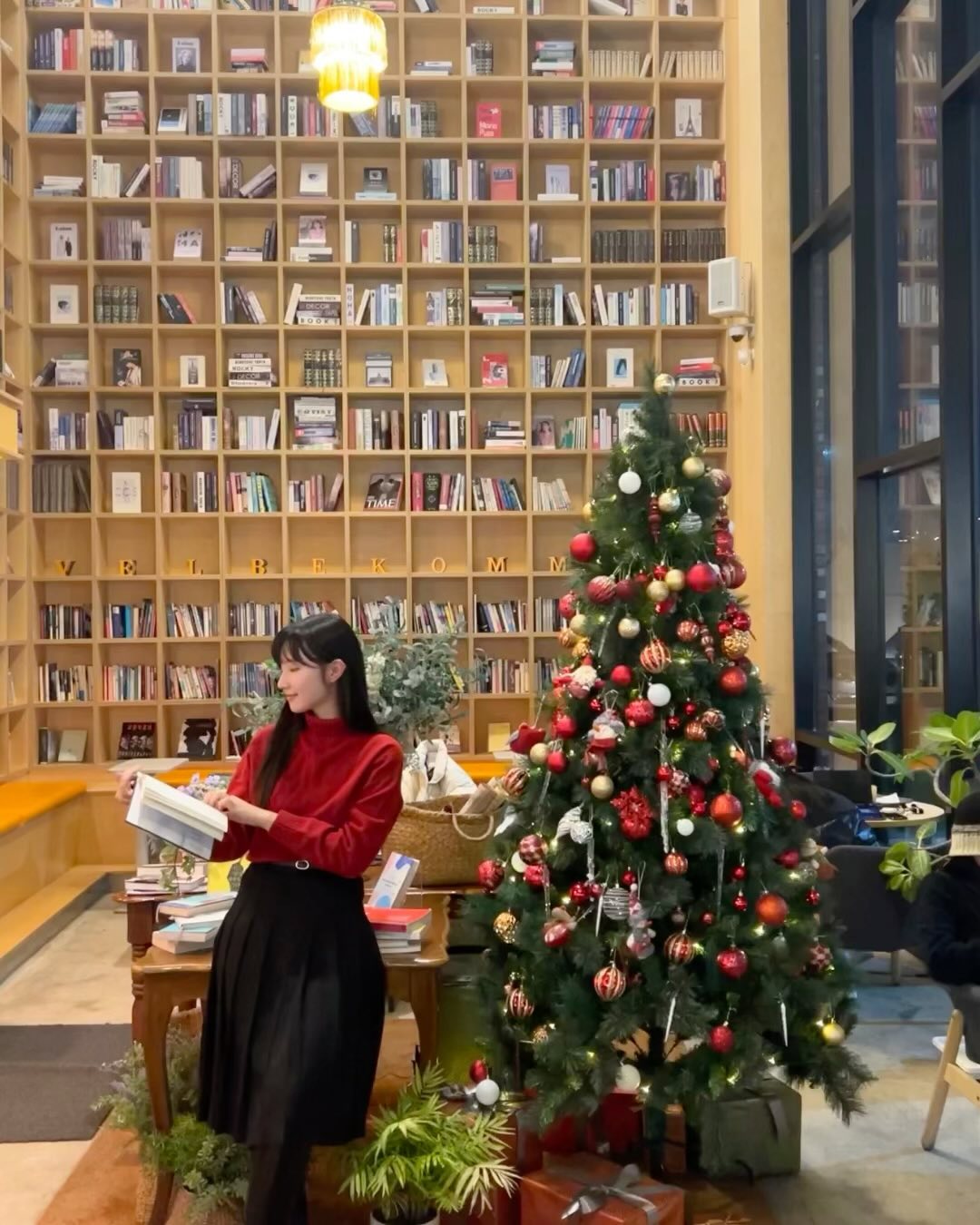 별마당도서관 트리존+야외불멍까지,🎄#다사카페
실내부터 야외까지 너무 예뻐서 돌아다니며 포토존 남겼어요!
베이커리류가 다양하지만 늦게 방문시 품절인 점..!
사람이 많더라도 저녁에 방문하시는 걸 추천드려요💫

📍#벨베꼼메 (주차가능)
🙆🏻‍♀-케어키즈존,🙅🏻‍♀-노펫존
#죠니pick대구