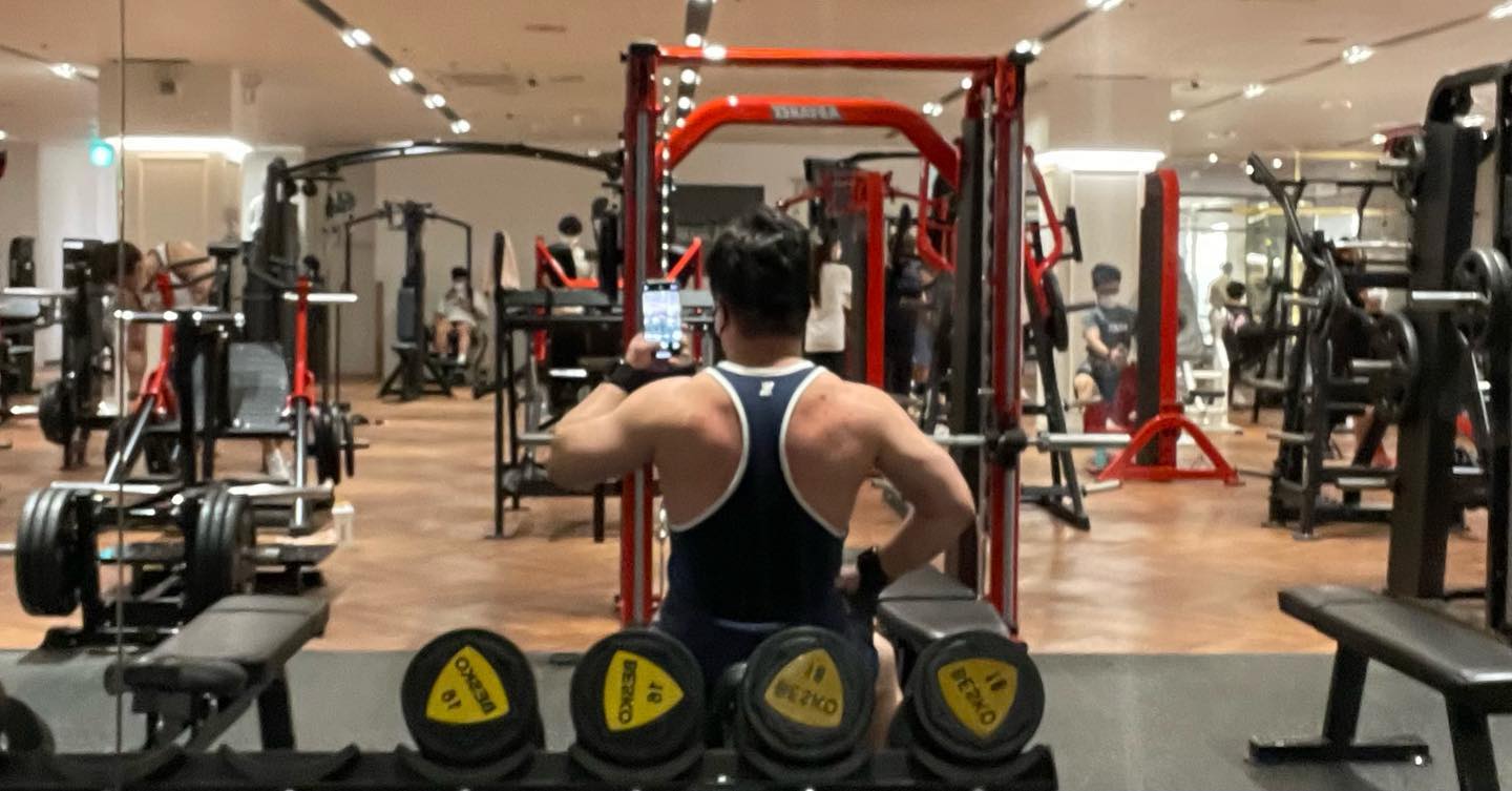 #daily #오운완🏋️ #workout #등린이 
.

.

.
헬린이의 운동일지
화여팅 등🔥🔥🔥

2시간 등 근육 뽀수기❗️❗️

드디어 등 인증 완벽하게✌️
와우 생각보다 쫌 조아졌나...?🤔

아무리 생각해도 발전했는데
칭찬 받고 싶은 헬린이 ...ㅎㅎ

아 기분좋다 더 열심히 운동하자💪🏻

화이팅❗️❗️ ❗️