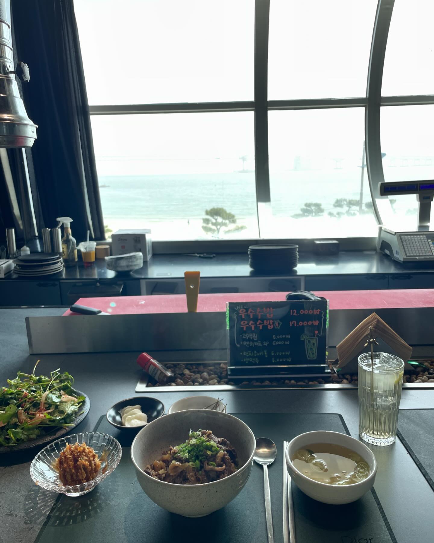 우토피아에서 드디어 점심메뉴가 ~ #우수수밥 ❤️
점심 오픈전 초대해줘서 먼저 맛보구 왔는데 체고 👍
지인들 데리고 갈때마다 다들 좋아했는데 
이제 낮에도 데려가야겠움 ㅎㅎㅎ
낮 데이트 하러 와준 jae_ii___ hyep_ning 🫶