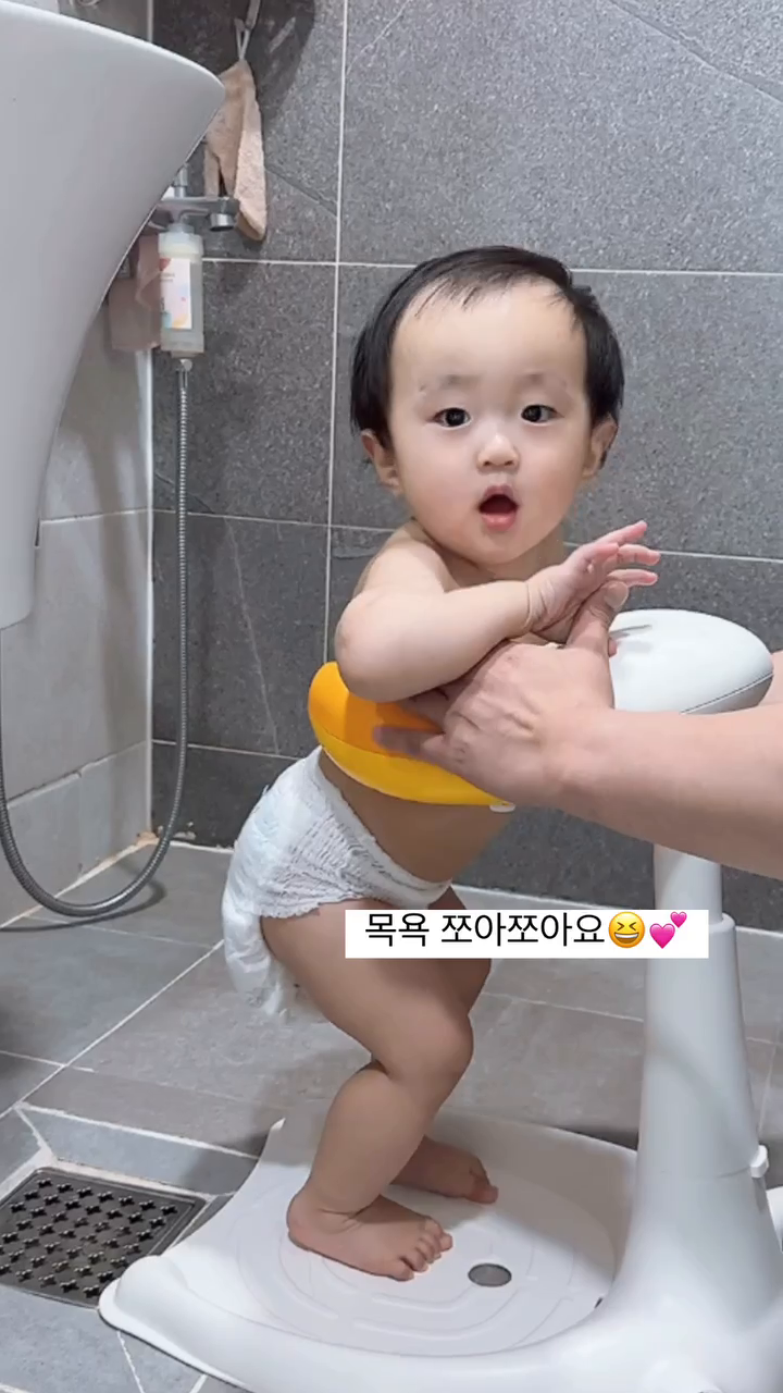 #407일 #13개월아기
⠀
목욕은 좋은데 갇히는건 싫은 하빈쓰🫧
들어오는건 자유지만 나가는건 자유가 아니야😸
⠀
⠀
⠀
#샤워핸들 #스스로 #들어가요 #목욕좋아 #애교쟁이아들