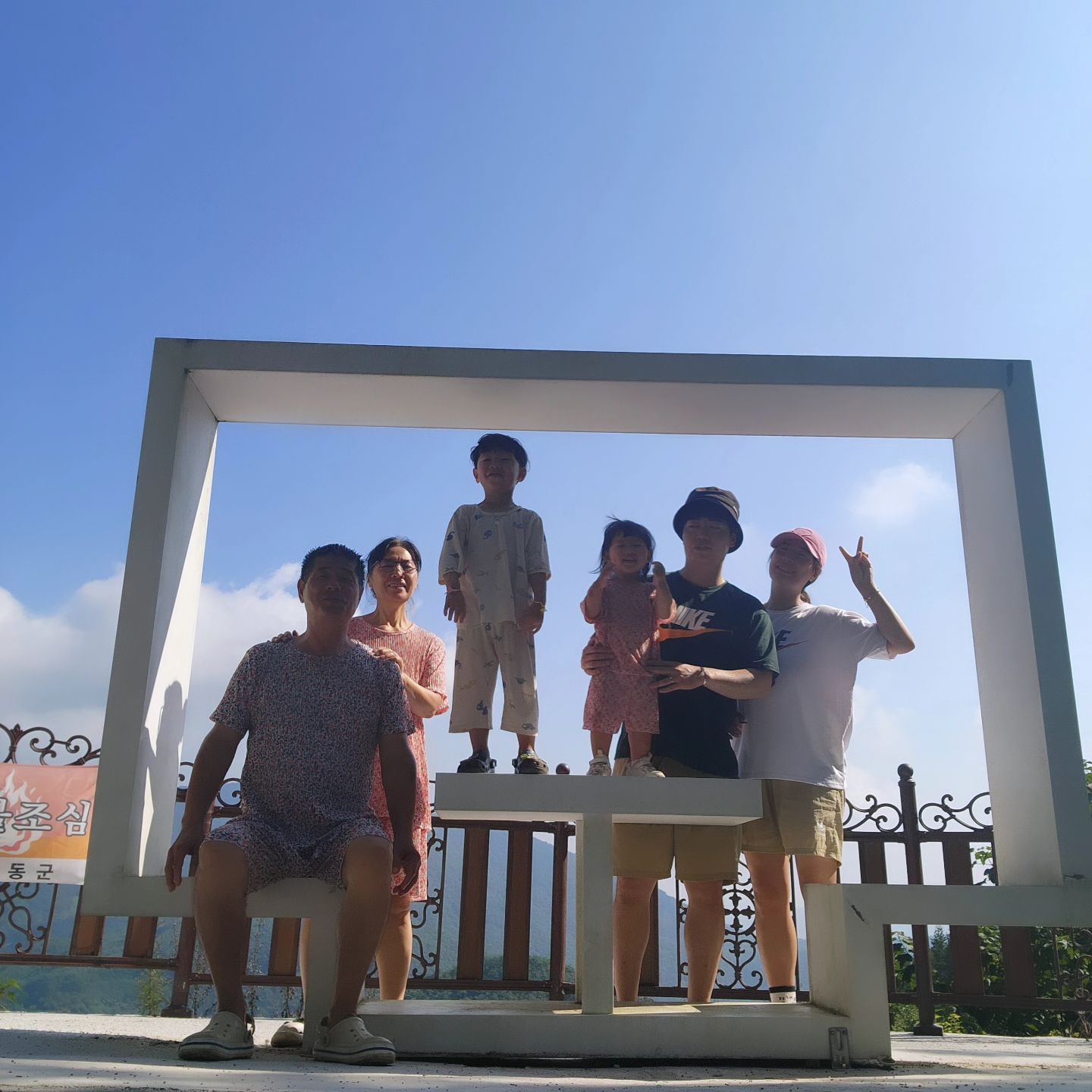 하동 지리산💚

마지막날까지 산책🤭
반은 할미할비한테 안겨서 가는 장씨들✨️
오늘 아침까지도 완벽해,,

내년에도 또 오자고 아쉬움 남겨두고
다시 가자!! 포항으로,,