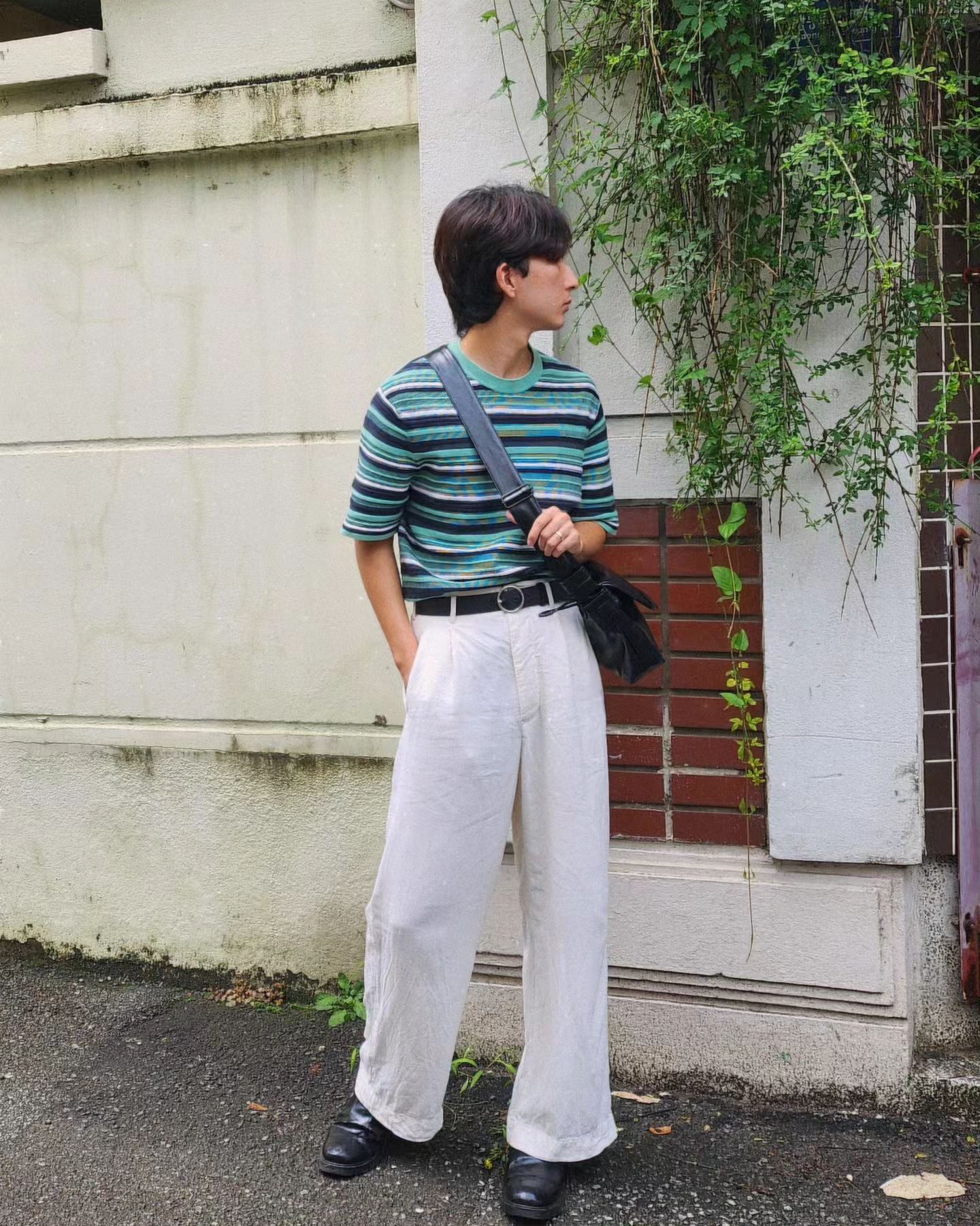 비오니까 오랜만에 화이트 팬츠와 첼시부츠로 코디해봤어요☂️

(하루종일 비 내린다길래 장화 대신해서 첼시부츠를 신었는데.. 
1시간 내리더니 비가 그쳤다는.. 슬픈 이야기)

더워서 여름에 코디 예쁘게 하는게 생각보다 쉽지 않네요
가을이 빨리 왔으면 좋겠어요🫠

Top - cosstores_kr
Bottom - 맞춤제작
Shoes - bsqt_official
Bag - "내무부 장관님이 선물해주신 가방"

#장마코디 #부츠코디 #화이트팬츠 #반팔니트 #남자반팔 #남자데일리룩코디 #남자여름코디 #남친룩코디 #데이트룩코디 
#동명동 #광주