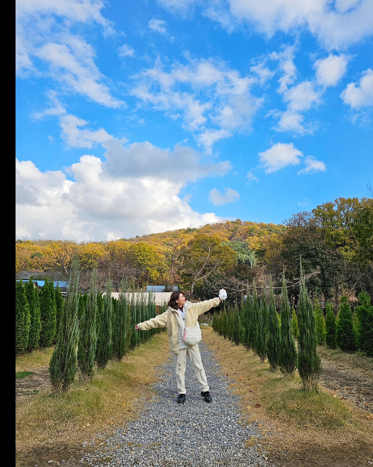 #협찬 6eyondthefarm
바베큐가 먹고싶다면! 당일 캠핑하고싶다면!
🔥하남 비욘더팜

친구들이랑 서울근교에 바베큐 먹으러
비욘더팜에 다녀왔어요!
외부음식 반입이 가능해 먹고싶은거
몽땅 싸와서 배터지게 먹었어요
모자른 식재료나 자재는 매점이 있어서
편하게 구할 수 있어 좋더라구요

불멍하면서 야외 데이트 따뜻하게
즐기기에 넘 좋고 아이들도 좋아할듯해요
애견 동반 가능하고 규모가 커서
가족모임이나 단체바베큐 할곳을
찾는다면 여기 추천드려요~

ㅡ
#체험농장 #서울근교캠핑 #바베큐장 #당일캠핑 #셀프바베큐장 #당일글램핑 #애견동반캠핑장 #비욘더팜