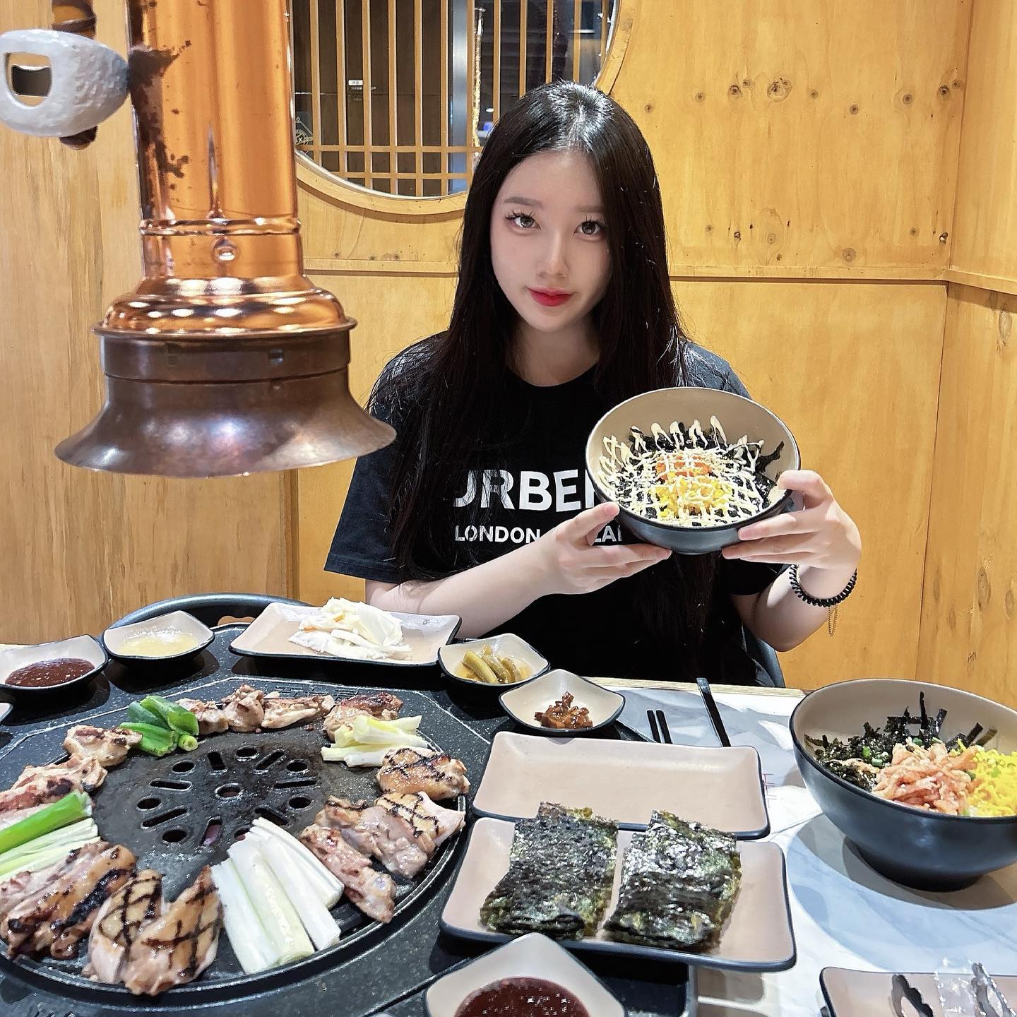 #협찬 #신도림맛집 #신도림역맛집 #합정맛집 #목동맛집 #마곡맛집 #신도림핫플 #신도림술집 #신도림팔각도 #신도림고기집 #팔각도신도림역점
.
.
.
닭 특수부위 숯불구이 전문점 팔각도❤️🐔
🐓신도림점은 식약처 인증 위생등급 매우우수 음식점 선정 
🐓연골, 안창살 등 닭 특수부위를 맛 볼 수 있는 곳
🐓다양한 종류의 반찬과 소스와 함께 즐길 수 있는 곳 
🐓팔각정을 모티브로 특허받은 자체개발 팔각형 불판에서 
  맛있게 닭을 구워먹을 수 있는  곳
🐓외관과 내부장식이 특이한 맛집 
🐓개별공간 이외에도 단체회식공간 제공
🐓일반맛과 고추장양념 중 기호에 맞게 시켜먹을 수 있어요🫶🏻
🐓숯불과 초벌구이를 한 상태라 부드러운 육질과 풍부한 육즙을 즐길수 있어요ㅎㅎ

🐔숯불닭갈비(11,900원)
🐔닭 연골(12,000원)
🐔닭 목살 (13,000원)

📍위치 : 서울 구로구 경인로 643 신도림2차 동아아파트 205가동 상가 1층 116호 
🕖영업시간 : 평일 16:00~22:30 / 주말 12:30~22:30
☎️전화번호 : 0507-1344-9242