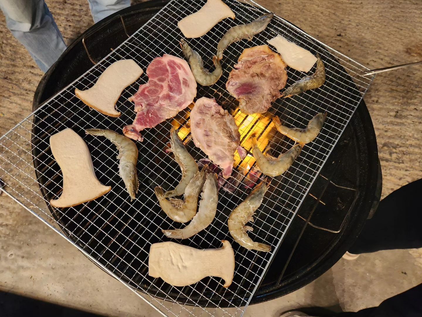 .
친언니들과 형부, 옥동부부가 
함께한 겨울 글램핑🔥
우리가 살고있는 동네 쪽으로
오는거라, 장도 보고~ 미리 채소 
손질도 하고~ 파채 양념도 준비하고!
열심히 준비했는데 글램핑 하루 전날
급날씨가 추워져 걱정이 되드라고요😮.

그치만 글램핑 안에 보일러가 있어
뜨끈~하게 점심 부대찌개 끓여먹고,
티타임에~ 저녁엔 꼬기 굽굽까지~
알차게 놀다 왔습니당✌️
.
#열심히먹느라사진없음
#고기진짜맛있게궈워졌는데🥹
#부대찌개사진도없고
#단체사진은건졌다
#겨울글램핑 #바비큐파티 #가족모임
#옥이동이 #옥동부부 #부부스타그램
#달달한럽스타그램을가장한
#얼굴다팔려서이혼은안돼프로젝트
#더얼굴팔리게 
. 
#선팔하면맞팔가요
#소통환영 #팔로우반사 #맞팔선팔환영
#しんこんふうふ #新婚夫婦