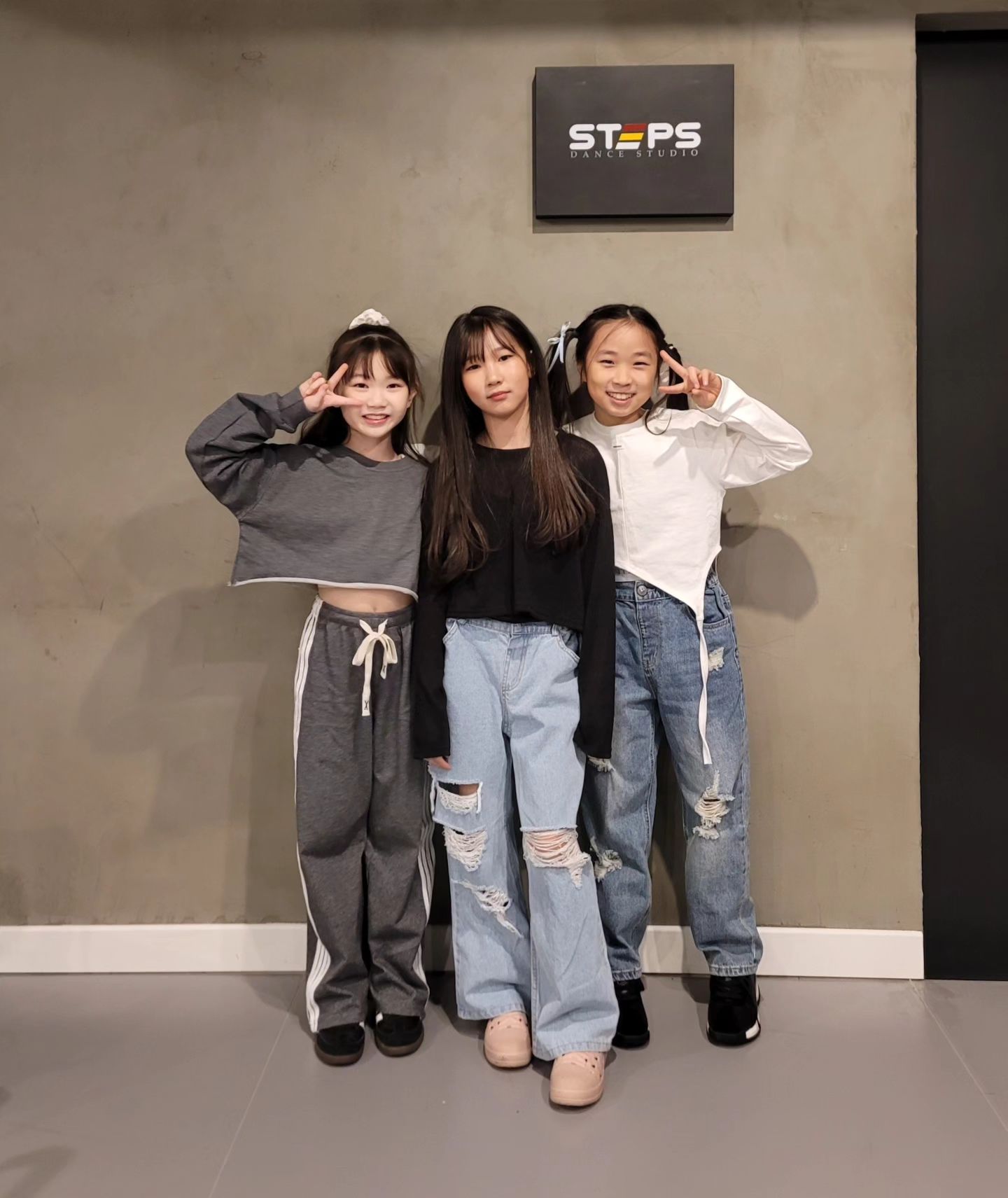 우리 비비지팀 첫 단체샷,
오늘도 수고많았어 아가들🖤

열심히 연습하고 귀엽게 둘러앉아
빵 먹는 모습이 아기새들 같구만🤣🤣

잘하는 언니들 사이에서 시니가 막내라 
진짜 걱정 많이 했는데 다행히 잘 따라가는 것 
같아서 너무 다행이더라구요 다음주도 화이팅해보자!!
.
.
.
너무 멋진 언니들이랑
dainee_d
shrrn527123

늘 잘가르쳐주시는 대표님
improve_ability_ 

스릉흡느드🫶🏻
.
.
.
.
.
#아이돌지망생 #신인개발팀 #비비지 #키즈모델 #여아모델 #아역모델 #키즈패션 #kidsmodel #주니어모델 #키즈인플루언서 #키즈셀럽 #키즈서포터즈  #키즈OOTD #여아코디 newbalancekids_kr