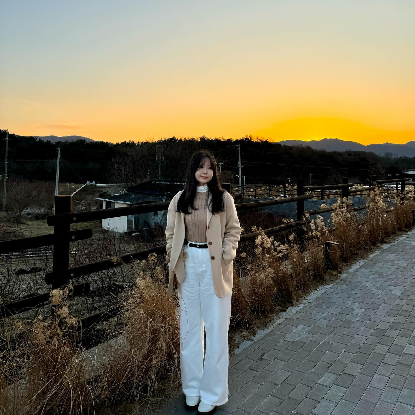 요즘 핫하다는 신상 카페 커피명가 포레
자리가 없어서 바깥에서 사진만 찍고 갔다는😂
일로 인해 바빠서 피드 올리기 힘들지만,,
칭구가 준 폴로 니트 입고 코디한
프렌치 시크 코디샷은 무조건 남길래♥️

💡 커피명가 포레
🏠 경북 경산시 압량읍 압독로 105
⏰ 매일 10:00 - 21:00