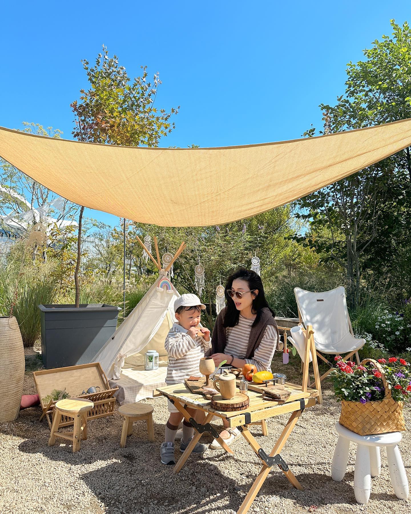 ⛺️👩‍👦우리둘이 스트라이프 커플룩✨
베이지-아이보리조합은 실패없지이🤎🤍

➰
그나저나 여기 다녀온 지 벌써 한 달이 지났다니..!!
올 한해도 이제 두 달밖에 안남았다니..!!
#믿을수없는현실 

저만 믿기 어려운거 아니죠..?🥺

#벌써11월 

📍#서울식물원
🗓️ 𝐎𝐜𝐭𝐨𝐛𝐞𝐫 𝟐𝟎𝟐𝟑
📷 𝐢𝐩𝐡𝐨𝐧𝐞 𝟏𝟒𝐩𝐫𝐨_ 𝐩𝐡𝐨𝐭𝐨 𝐛𝐲. 서포토님

#🐮또봄30개월 
#🐮또봄여행 
#엄마랑아들커플룩