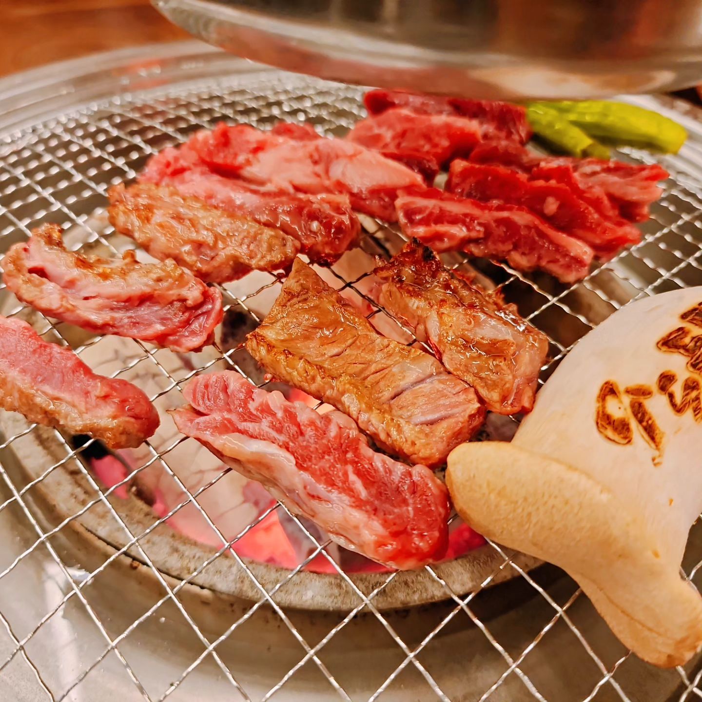 #마장동소도둑놈

동네에 갈비살 맛집이 생겨 먹으러 가보았습니다
이미 핫플인지 손님들이 꽤나 많더라구요

소갈비살로 한 판 주문하고 숯불에 맛있게 구워 먹었습니다

셀프바에 파인애플도 있어 갈비살에 먹으니 잘 어울렸어요

한우 스지 된장찌개 냄비에 내어져 양이 많아 보여 
주문 못했는데 집에 와서 후회 했어요ㅜ

못 먹고 온 양념 소갈비살 한판에 한우 스지 된장찌개
맛있게 먹으러 조만간 다니 방문 하겠습니다

📍울산 북구 산하동 1025-18

#울산북구맛집 #울산북구고기집 #울산산하동맛집 #고기집 #울산고기집 #갈비살 #울산갈비살 #회식장소 #울산회식장소 #갈비집 #울산갈비집 #데이트맛집 #울산데이트맛집