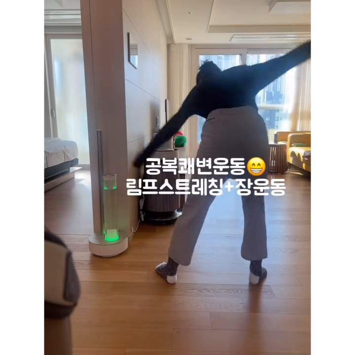 📣실제상황 기상직후 쾌변성공을 위해 
 우리가 꼭 해줘야 할 1분운동!!!

겨드랑이 허리후면을 늘리며 돌려주는게 포인트! 
알고보면 전신운동😍
gold.hyojin 

일어나서 가장먼저 하는일! 
가장 먼저 먹는것! 거기에 고도 집중이 필요해요! 
저는 여기에 정말 많이 많이 집중해요! 

소화가 잘되고 화장실을 잘 간다면 
거기서 살과 붓기가 빠지지 않는 원인 반 이상은 해결이죠! 

일어나면 실제로 하는 저의 루틴은요~ 

1. 입 가글 
2. 콩콩이 30번 (뱃속이 울리게 제자리 뛰기)
3. 후면 늘리기 스트레칭 복부가 트위스트 되면서 
겨드랑이 앞뒷면을 늘려주는 림프 스트레칭을 동시에! 
3.음양수 +유산균 
4.최소 12시간은 공복후 무조건 클린한 걸 첫끼로 먹어요! 

보는사람 입장에선 그렇잖아요 ~ 
그 운동 좋은건 알겠는데 그래서 저 언니는 매일하나? ㅋ
저는 사실 인스타에서 보여드리는것 보다 훨씬 더 유용한
루틴을 많이 하는데요 그런것들을 공유하고 싶어서 늘 씨씨티비라도 녹화를 해볼까 고민해요ㅋ 

오래 앉았다가 일어날때 
소파에서 일어날때 
신발 신을때 
가방 멜때 
머리 만질때 
로션 바를때 
청소할때 

수많은 일상 생활 속에서 늘 하던건 하면서 
살짝 바꾼 방향의 습관이나 살짝 바꾼 순서들로 
공짜 효과를 많이 보거든요 ^^ 

림프를 여는 습관들 그 찰나의 순간을 모두 공유하고 싶어요!

어차피 일어나고 앉고 자는거 조금만 방향을 바꾸면 
건강해지고 날씬해지고 덜찌고 덜붓는 그런 방법 있잖아요~ 

그냥 이유없이 말이 많았던 주말밤! ㅎㅎㅎ
남은 주말도 잘 보내세요:) 

.

.

.

#림프순환운동 #붓기빼는법 #오늘의운동 #1분홈트 #연예인다이어트 #다이어트정체기 #다이어트운동 #쾌변운동 #쾌변다이어트 #장청소 #장운동 #장요근 #강남다이어트 #강남필라테스