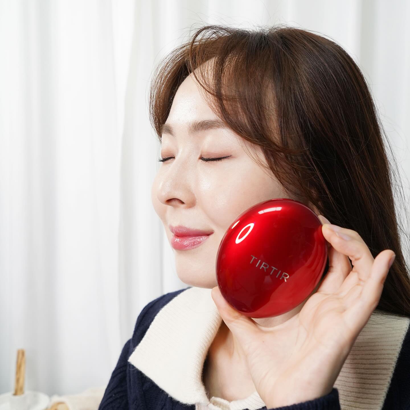 #광고 #광채는못참지
⠀
연말 연초 모임에
피부 좋아졌다는 말을 많이 들었던 비밀 🤫
바로 #티르티르쿠션
⠀
18개월만에 누적 1180만개나 팔렸데요.
일본에서도 최대판매 쿠션으로
큐텐 라쿠텐 아마존 몽땅 다 1위!!
⠀
직접 써보니
번들번들 기름기 말고
피부 속에서 차 오른듯한 광채 매력에
4초에 1개씩 팔리는 이유를 알겠더라는.
⠀
무너짐 없이 72시간이나 지속되서
다크닝 뿐만 아니라
벨리를 해도 살사빠를 가도
수정할 필요 없었어요~😻😻
⠀
고~급스러운 광채 피부 만들고 싶은 분은
#티르티르 #레드쿠션 하세요!
⠀
⠀
⠀
#뚜루랄라 #뷰티새댁 #TIRTIR #4초쿠션 #무결점커버쿠션 #매끈밀착쿠션 #쿠션추천 #제품협찬
