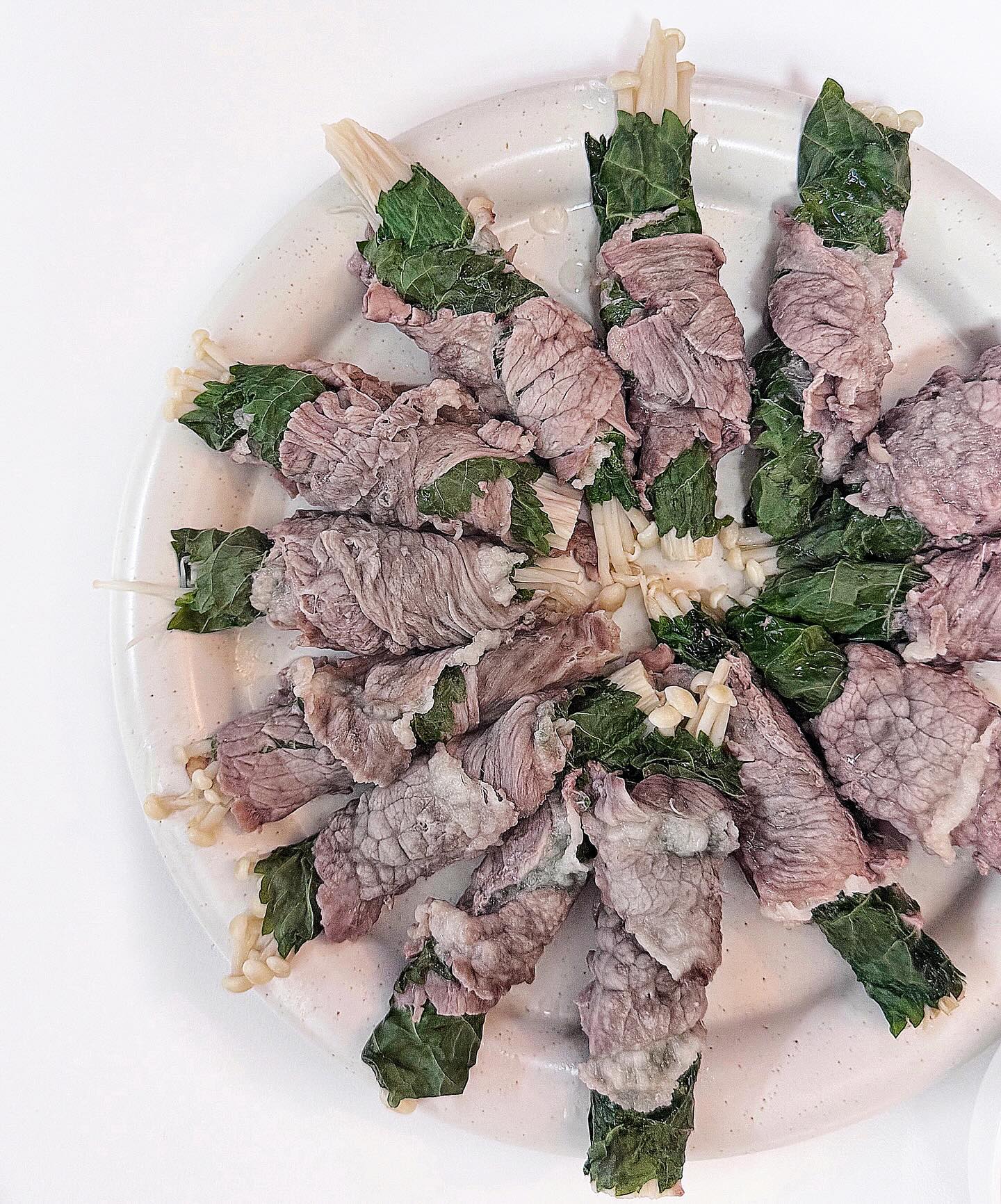 우와 요새 너무 바쁘고 야근도 잦고 .. 
제대로 밥 해먹을 시간이 없었네용🥲

간단하게 먹을 음식 찾다가 편백찜 스타일 ❝차돌깻잎말이❞ 만들어 봤어용 

냉동 차돌 얇게 펴서 위에 깻잎 한장 올리고 팽이버섯 올려서 돌돌 말면 끝!

여러개 말아서 찜기에 물 + 소주 조합으로 5분 쪄주면 끝나니까 오늘의 저에겐 너무 간단해서 좋았습니당 ..🩷

청양고추 + 참소스에 찍어먹으니 맛없없 조합 🤭❗️

배안차서 들기름막국수 하나 후딱 해먹은건 안비밀 입니닷 헤헤 🤤

오늘도 다들 월요팅하셨죵 ?? 
내일도 다들 화이팅 해보아용 !! ✨

🏷️늦더라도 지난 답방, 좋반 천천히 다녀보겠습니당 🙇‍♀️🙇‍♀️