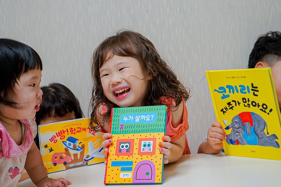 #협찬

요즘 사남매가 자주 읽는 토끼책방 1호점 컬렉션을 소개하려고 해요.
5세는 물론 4세, 3세까지 집중해서 읽을 정도로 좋아하는 그림책인데요.

이번에 읽어본 책은
누가 살까요?
코끼리는 재주가 많아요!
빵빵! 학교에 가요
3권인데요.

특히 팝업북인 빵빵! 학교에 가요는 손가락을 넣어 직접 주인공이
되는 신나는 경험까지 할수있어서 아이들이 눈을 반짝이며 상상력을
마음껏 펼칠수 있게 도와주었어요!

아이들 전집을 고민중이시라면 토끼책방 1호점 컬렉션 추천드려요!
아이들이 자연스럽게 책에 푸욱 빠져들더라구요!

자세한 이야기는 블로그에 작성하였으니 구경오세요:)

🏷ᴛʜᴀɴᴋs ᴛᴏ - bluerabbit_official_korea 

#유아전집 #유아그림책 #블루래빗 #블루래빗토끼책방 #토끼책방 #토끼책방1호점
#5세그림책 #4세그림책 #육아템추천 #팝업북 #아이와함께 #그림책추천 #유아책추천
#창작그림책 #세계창작그림책