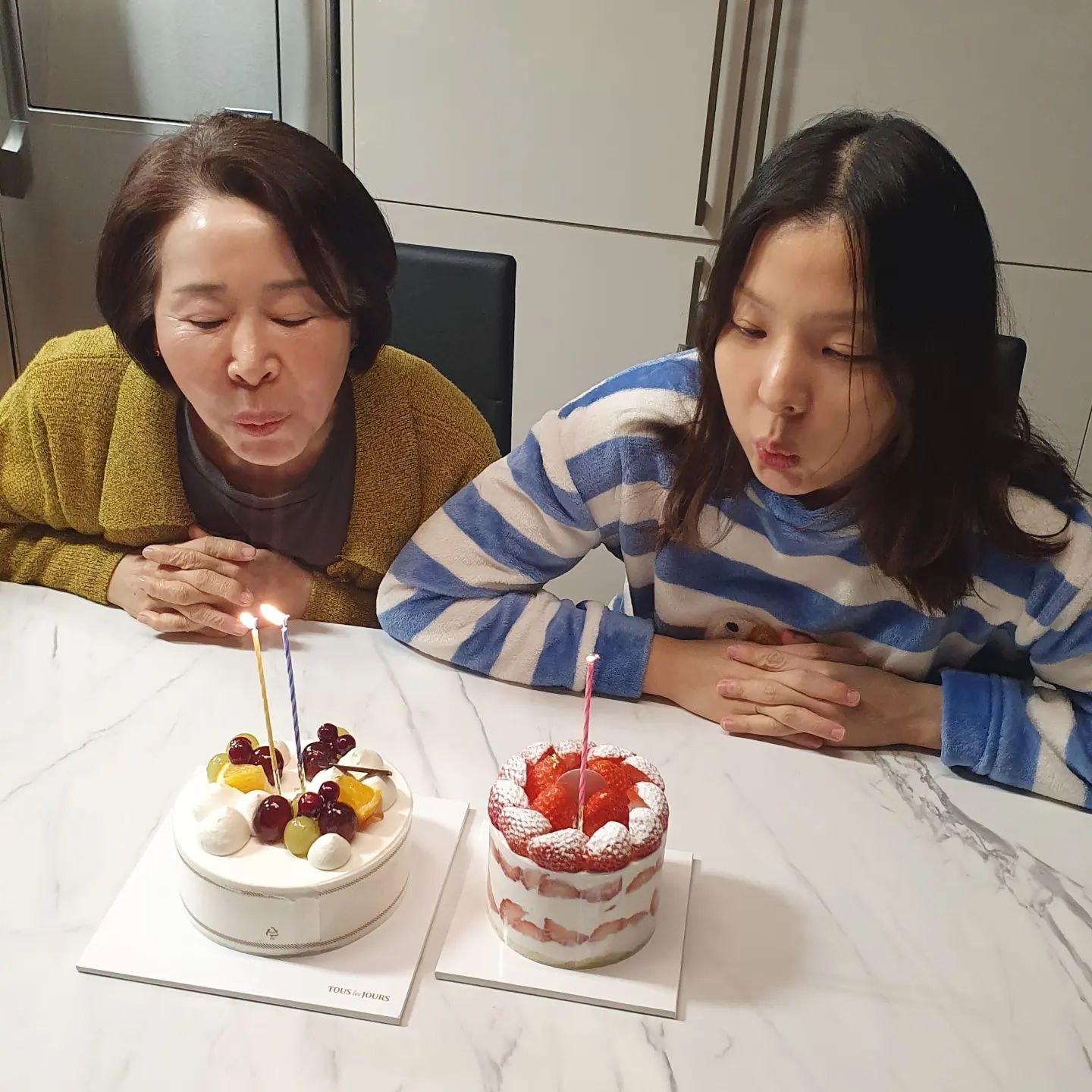240203

주희랑 엄마 HBD🎂 
생일주인공들 합동 생파!

#2월3일막내동생생일
#2월5일울엄마생일_음력1226
#HBD

#생일그램
#막내동생
#울엄마
#키친205
#부티크키친205
#뚜레쥬르
#케이크그램
#수제케이크
#케이크맛집
#happybirthday
#instacakes
#kitchen205
#생일축하
#축하그램
#축하해요
#일상기록
#방학그램
#일상
#육아
#생일
#축하
#케이크
#소통
#추억
#방학
#친정