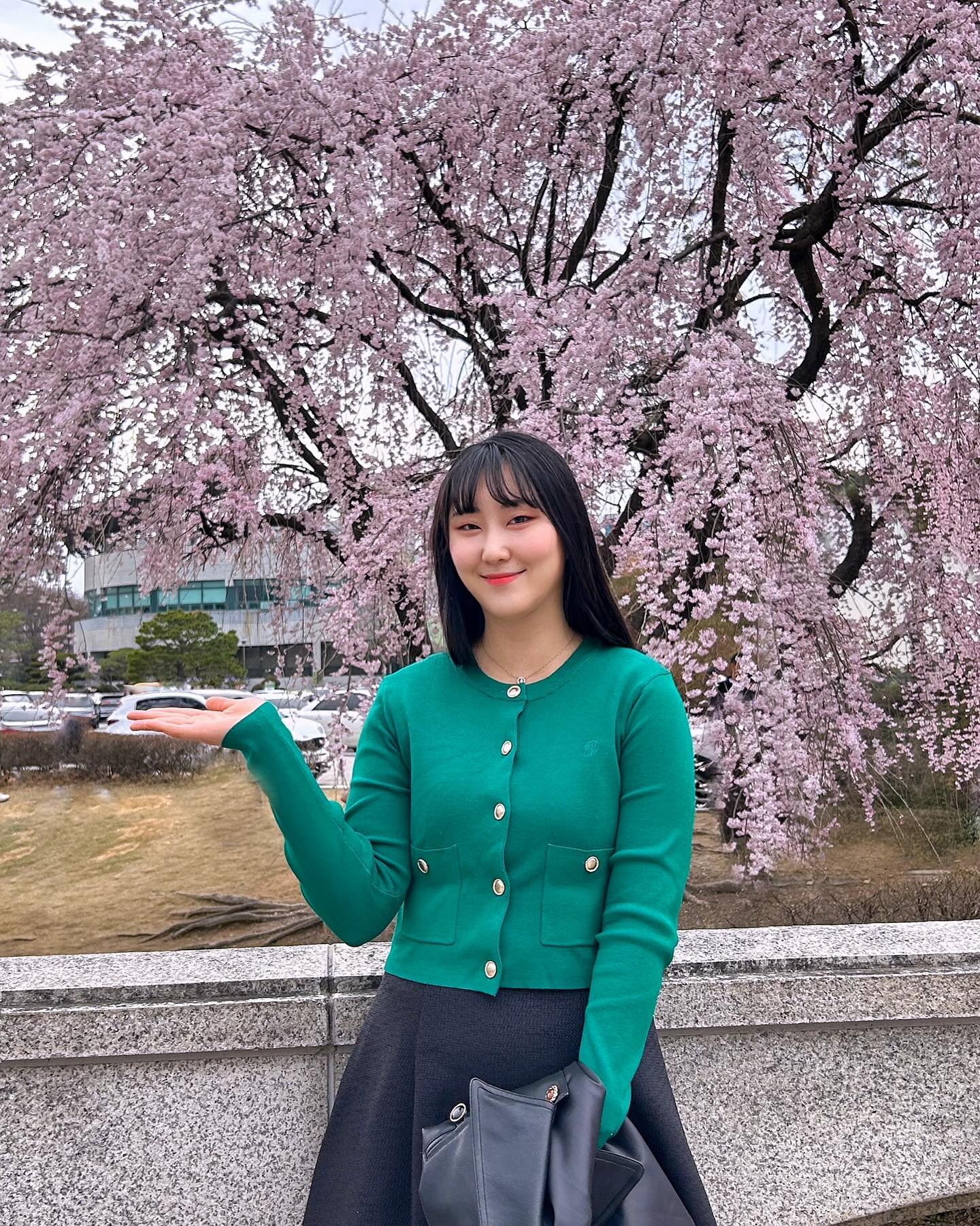 2024년 첫 벚꽃놀이 in #KAIST 🌸
수업 끝나고 벚꽃이 너무 예쁘고 집에 가기 아쉬워서 딸기 받고 혼자 구경🌸 (목련도 너무 예쁨!!)
부끄럽지만 벚꽃룩 뿜뿜한 예쁜 여자분들에게 찍어달라고 부탁해서 많은 인파 사이에서 겨우 사진 하나 남겼다.☺️📸
(핑크 사이에 혼자 소나무룩😎📸)