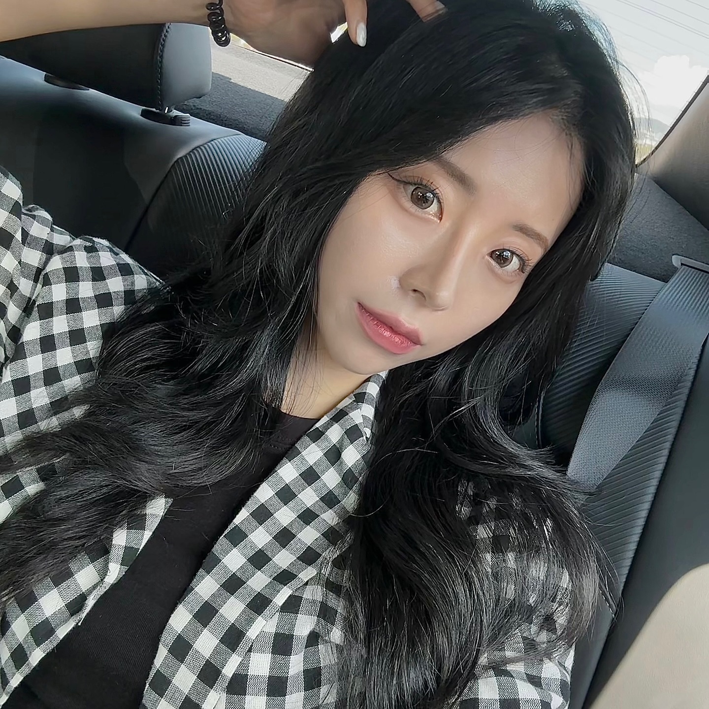 갑자기 앞머리를 넘기게 된 2u… 

#딸래미보다가잘못자름더듬이생김