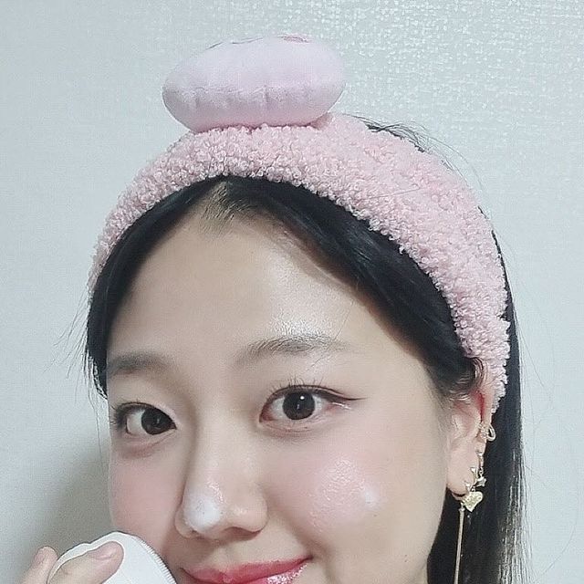 🌷엘린🌷 on Instagram: "#제품제공 @themaqueen_official 🫧피지도둑 에어쿠션 클렌징 브러쉬 엑스퍼트🫧 0.3mm의 미세 항균실리콘돌기 2,000개로 모공속에 노페물과 피지, 각질을 잘 제거해주는 클