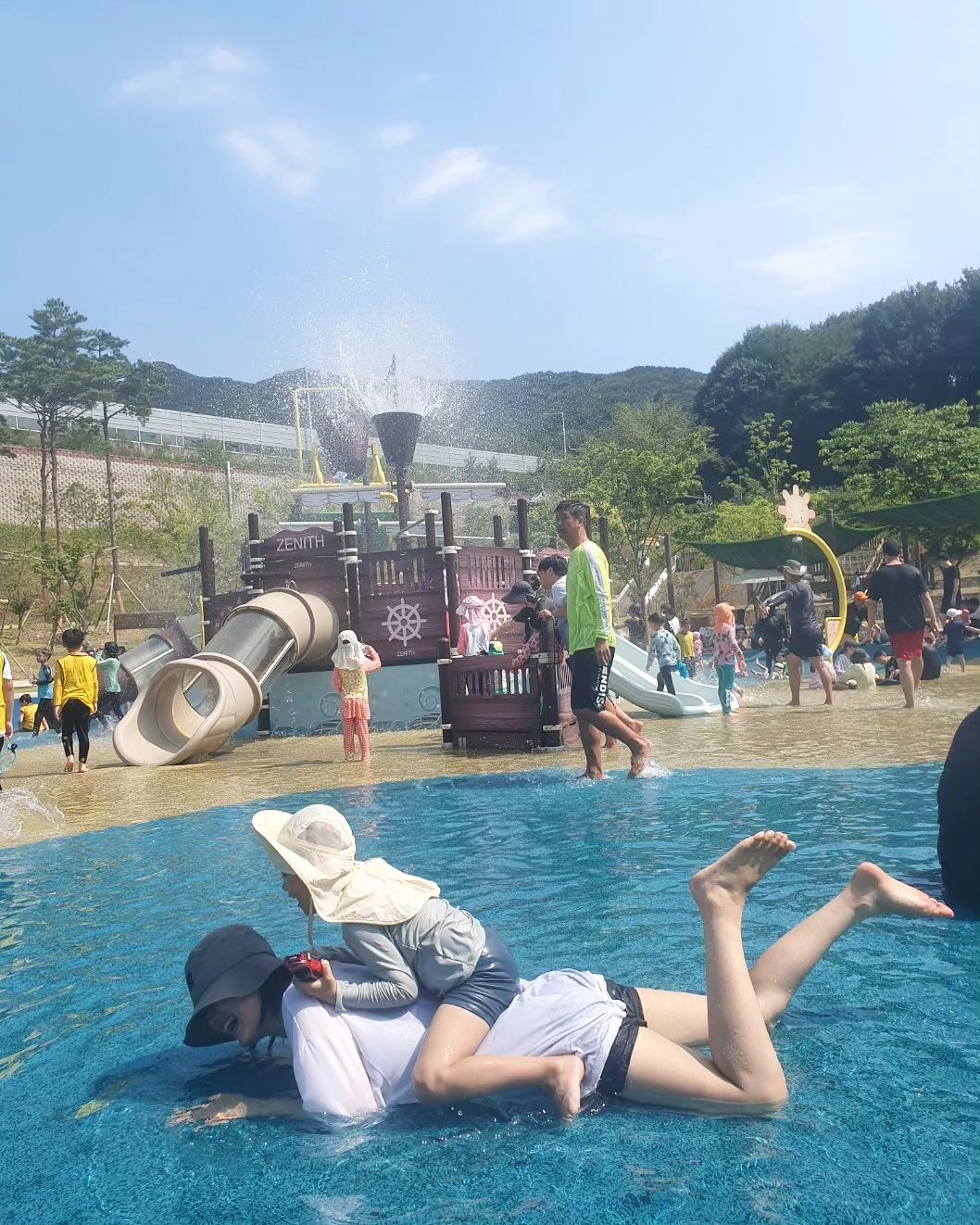 #일상

주말 꽉꽉채워
진심 알차게 놀았다
사진도 많이 못남기고 놀아주기에
바빳던 이번주
열정을 다해 놀아주었더니
몸살이 올거같다🤣
이틀동안 독박육아였지만
독박육아가 이리 재밌을 줄이야🥰
깊은물 무서워서 근처에만
뱅뱅 맴도는 아인데
이젠 제법 깊은 물에도 들어가고
놀줄 아는 사나이가 되어가는중이다
너의 성장을 응원해💕

#물놀이터 #모래바닷가 #이틀연속물놀이 #여름엔물놀이 #다음주에도물놀이 #다다음주에도물놀이 #ㅋㅋㅋ