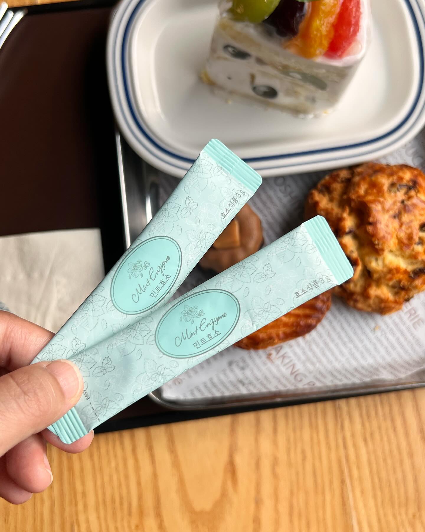 빵순이 밥순이 필수템 민트효소💚
⠀ 
요즘 맛난 빵 파는 베이커리카페가 넘 많아요🥖🥐🥨
커피만 마시고 싶지만 빵의 유혹을 참을 수가 없지요,
밀가루가 잘 안맞는 체질이라 맛있게 먹다가
속이 불편해질 때가 많아 효소는 꼭 챙겨다니게 되더라구요!
저녁은 엄마밥 먹고 엄마집 효소 뺏어먹기😆
⠀ 
밀가루, 탄수화물, 인스턴트 즐겨드시는 분들
속 편하게 하려고 탄산 즐겨드시는 분들
음식 오래 씹지 않고 급하게 드시는 분들 
민트효소 1포씩 꼭 챙겨드셔 보세요!!
⠀ 
⠀ 
💟모든 분들께 드리는 구매혜택
대용량 주문시, 단품 2박스 더!
단품 3박스 주문시, 단품 1박스 더!
⠀ 
💟구매이벤트
🌱올라잇 10분
🌱민트효소 10분
🌱퍼플리스 10분
➰구매만 하시면 자동 응모되세요:)

⠀
⠀
🛒제품 태그 및 luv.b_b 프로필 하단 링크에서 구매 가능하세요!
⠀
⠀
⠀ 
#민트효소 #민트효소공구 #민트효소는뿅뿅이네 #티파인효소 #티파인효소공구중 #티파인효소공구 #민트효소이벤트 #민트효소공구알림 #민트효소공구중