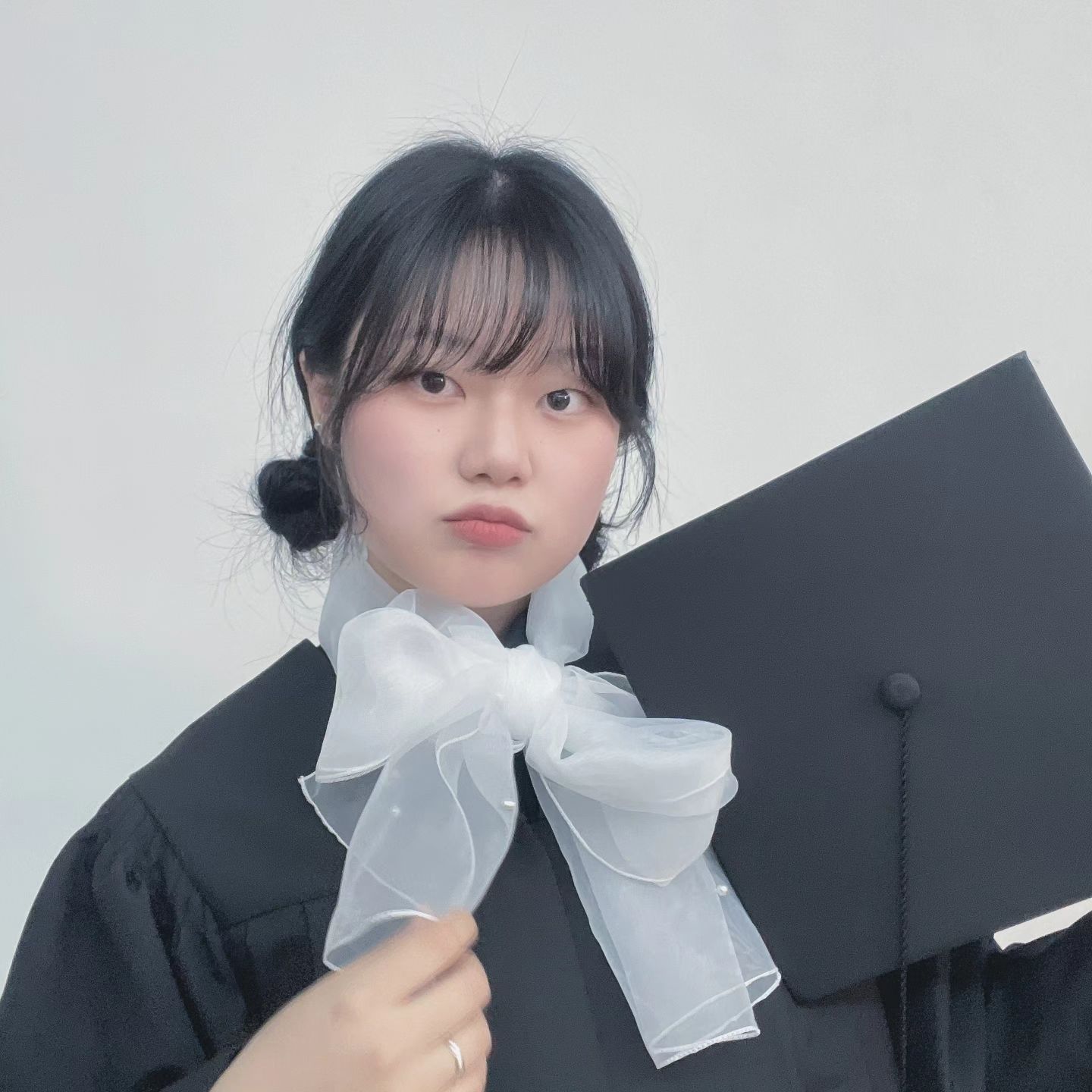 졸업했습니다🎓🎓! 20살, 이 대학교를 뒤집어보자! 라는 포부와 함께 입학했던 저는, 26살의 2월을 맞이하여 드디어 졸업을 했네요!

우당탕탕, 정말 많은 좌절과 절망이 있었지만 언제나 이겨내고, 부딪히면서 정말 많은 성장을 할 수 있었던 소중한 시간이었어요. (아직도 마무리 덜 된 일들이 있긴 하지만요..ㅜ) 그럴 수 있게 제 옆을 지켜주신 모든 분께 감사 인사 박습니다!!!!!❤️🍀❣️(절대 잊지못해)
졸업식 날 저 축하해주겠다고 시간 내서 와주신 분들, 축하한다고 메시지 보내주신 분들 다 정말정말 감사해요.
특히 반차 내고 와준 언니들ㅠㅠㅠ 멀리서 눈 치우느라 고생하는 와중에 꽃다발이랑 선물 퀵으로 보낸 내 빡빡이님, 다른 지역에서 여기까지 시간 내서 와준 내 사랑들,,, 휴가 일정 맞춰서 나와준 멋진 운전병님, 밤 새고 같이 사진찍으러 나와준 친구들.. 내가 사랑하는 청불과, 함께 졸업을 위해 달렸던 소중한 동기들과 든든히 우리의 곁을 지켜주신 교수님들, 학교에 직접 찾아와서 선물 주고 간 사랑스러운 내 후배님들과 못 온다고 미안하다구 연락해준(안 미안해도 된다니까요) 지인들, 친척들까지, 다들 너무너무 바빴을 텐데, 저를 위해 시간을 써주신 것에 너무 큰 기쁨을 느낍니다.😂🥺🥺 여러분이 주신 축하의 마음 고이 접어서 소중히 간직할게요. 앞으로 다가올 힘듦의 순간마다 펼쳐서 내가 얼마나 행복할 수 있는 사람인지 되새기고 또 되새기면서 버텨나가겠습니다!😏🥰

나의 6년을 어떻게 정리할 수 있을까 하다가.. 펼쳐본 상장들, 장학증서들..(아니..상장이랑 장학증서 몇 개 잃어버렸는데 어디 있는걸까,,,눙물이 난다) 열심히 보냈다고 자부할 수 있는 것 같아서 기분이 좋더라구요.
성취욕에 미쳐있는 저는 사실, 시간을 허비하기도 하고, 의미 없이 누워있는 나날들도 참 많이 있었답니다.🥺😢 졸업식 이후 제가 활동했던 추억을 담은 사진을 정리하고, 상장과 파일을 정리하면서 찬찬히 돌이켜보니 그러한 순간마저 결국, 모두 저였더라구요. 바보같이 누워만 있다고 스스로에게 화 내고 눈물 흘리던 순간들이, 사실은 한 번 달리면 미친듯이 달리는 경주마인 제게 정말 필요한 순간이었던 걸 깨달았어요. 앞으로도 저는 자주 무너질 겁니다. 그러나 이젠 그 시간들이 필요한 일이라는 걸 알기에 하나도(?거짓말😁) 무섭지 않네요. 저는 별이 반짝이듯, 어두운 순간을 지나 결국 빛나는 순간들을 거머쥘 수 있는 사람이니까요.🤗🌟 올해는 저를 믿고, 제게 오는 모든 순간들을 온전히 받아들일 수 있는 반짝이는 26살 어른이 되길 다짐해봅니다.

6년이라는 기간 동안 제게 너무 많은 교훈과, 추억과, 사랑을 느낄 수 있게 해준 시간에게, 여러분께, 가족에게, 나에게, 깊은 감사의 말을 올립니다. 제 보석함에 담겨있는 여러분께 아직은 제가 해드릴 수 있는 게 얼마 없지만... 이거 하나는 약속드립니다. 언제나, 온 힘을 다해서 소중히 사랑해드릴게요!! 그러니 안락한 제 보석함에 평생 계시길! 💎 💎 

p.s.1. 아... 아직도 졸업전시 때 사진은 정리를 못 해서 못 올렸는데..^^이젠 기간이 너무 지난 것 같아서 차마 못 올리겠지만...언젠가 올려보겠다 다짐해봅미다.. 졸업식 날 사진은 빨리 올려야겠어서 노력했다는 사실,,♡
p.s.2. 석사 개강이 바로 내일이라....개강 앞두고 싱숭생숭해서 감성 터져버린 점.. 오글거려도 당신이 가진 모든 이해심을 발휘해 이해부탁.
p.s.3. 선물이,,감사하게도 계속 배송으로 와서 제가 사진에는 못 담았읍니다... 한 분 한 분 카톡 다시 보낼게요. 다들 힘든 시기에..ㅜㅜ 너무 감사합니다..!!!! (보답하려면 적금 들어야겠다...)
아 꽃다발 사진 안 넣었따
아 몰라몰라,,,