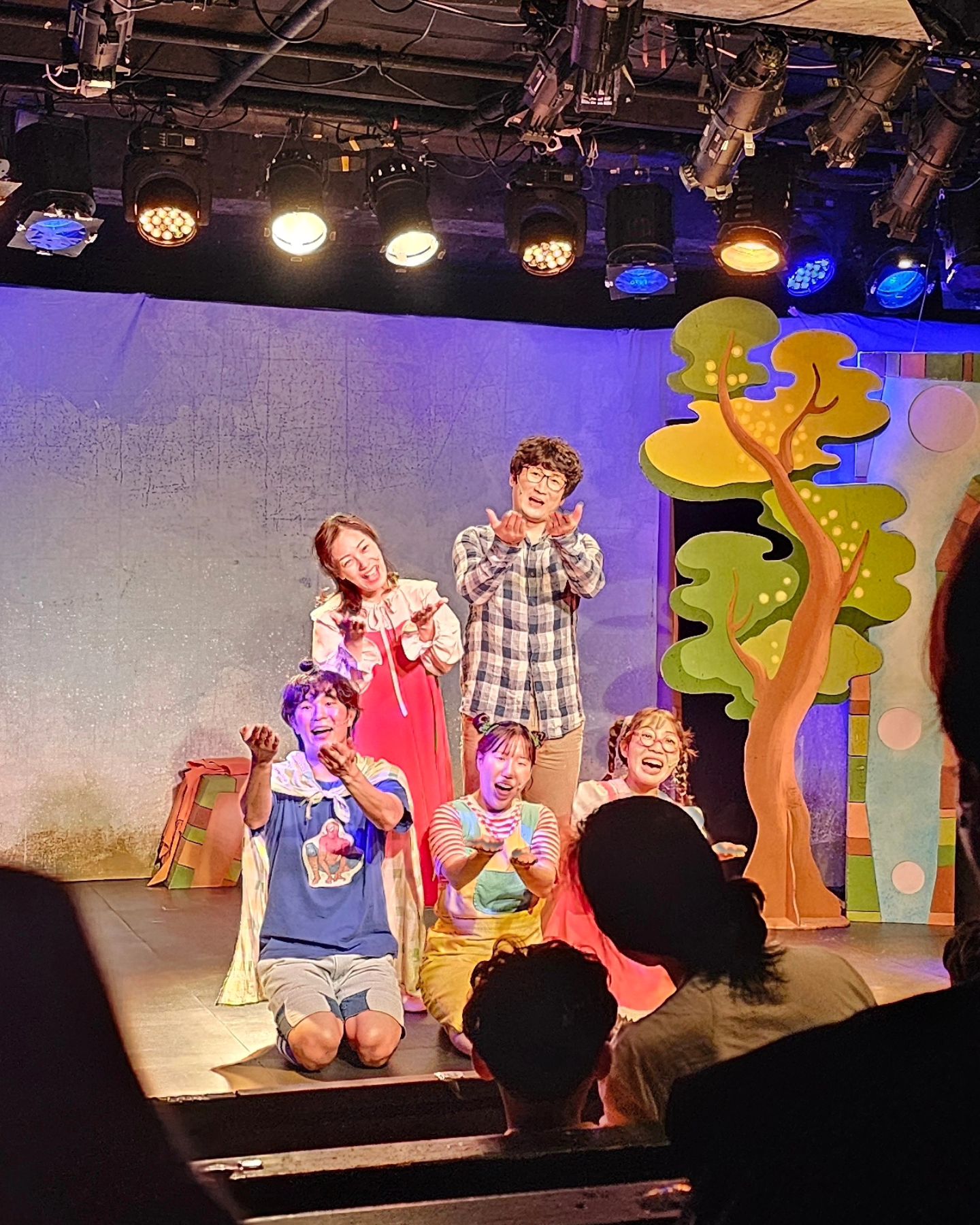 정말 유익한 뮤지컬🎶
#엄마는안가르쳐줘
배우분들 연기 너무 잘하셔서 몰입도 최고
장면 바뀔때마다 호기심 가득했던 
아이들의 반응에 힘들었던 서울길 운전 싹 가셨다👍🏻

엄마 아빠위 사랑의 결실
정자와 난자가 만나는 과정들을
적나라하지만 민망하지않게
유쾌하고 즐겁고 아름답게 
정말 잘 표현한 웰메이드 뮤지컬!!

성교육하긴 해야하는데 
언제 어떻게 해야할지 몰라 망설였는데
엄마는 안가르쳐줘 덕분에 
엄마도 즐거운 성교육이 가능해졌다💕

✨️ 이브로네 2brone 이벤트에 당첨되어 다녀왔어요✨️
#thanks 이브로맘님 감사해요👍🏻

#신나자매나들이 #나나시스터즈 #여름방학뽀개기 #어린이뮤지컬 #성교육뮤지컬 #아이와대학로 #아이와뮤지컬 #아이와함께가볼만한곳 #뮤지컬추천 #성교육은이렇게하세요 #엄마아빠사랑의결실 #유익한뮤지컬 #시원하게방학보내는법 #실내공연 #너무재밌음주의