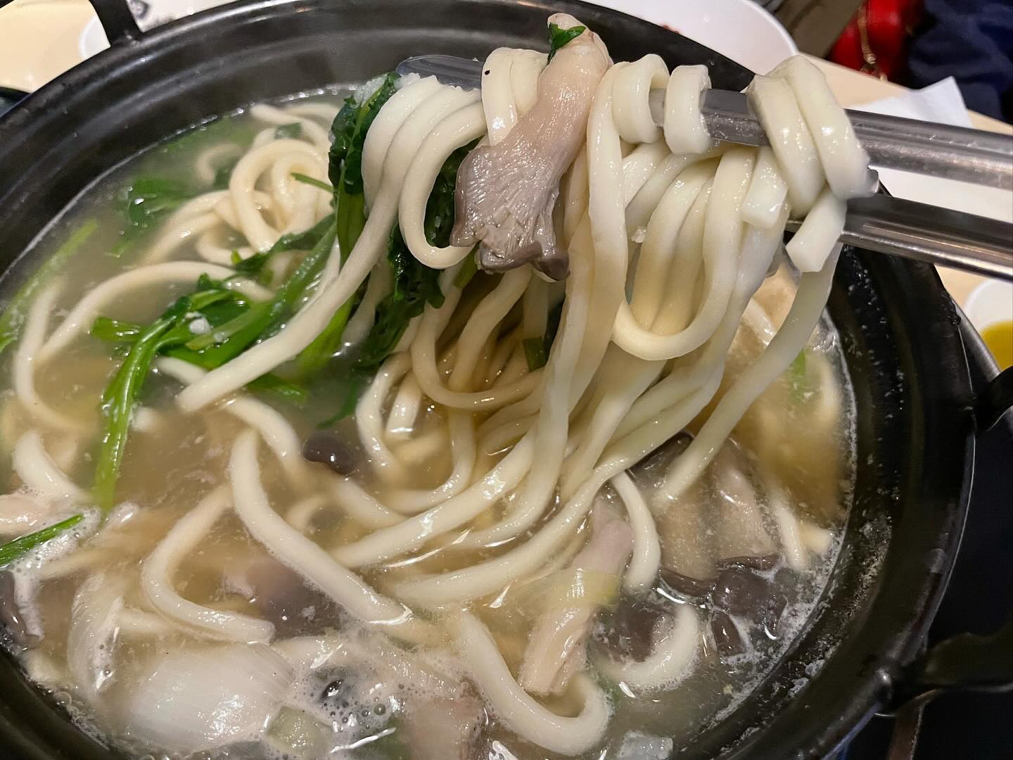 등촌샤브칼국수 안산성포점

단품, 세트메뉴로 구성

단품은 9천원
세트는 1.3만원

단품 버섯칼국수 먹고 볶음밥
먹었는데 칼국수도 맛있지만
볶음밥 맛집이였다는 사실

볶음밥은 무조건 시켜야겠습니다.

#협찬 #성포동칼국수 #성포칼국수
#중앙역샤브샤브