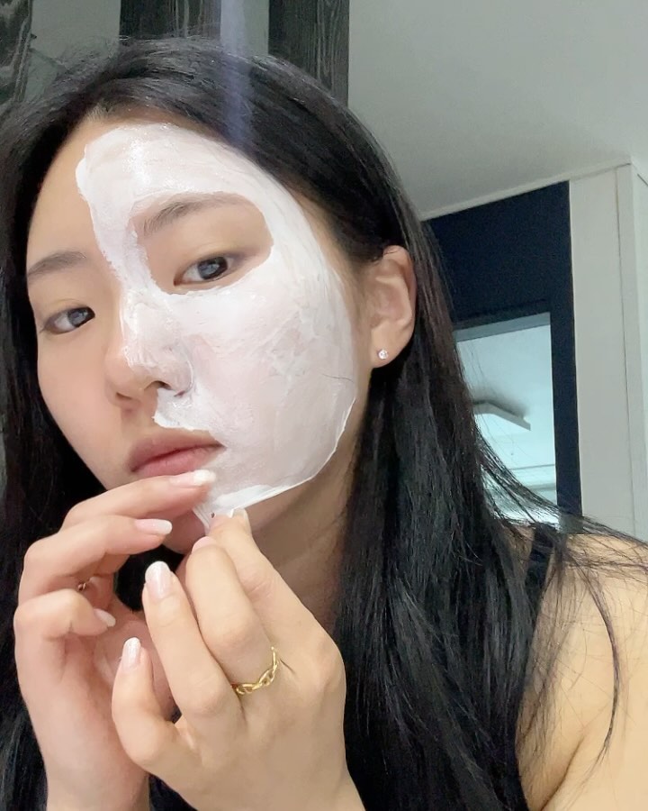월요일 오픈 예정인 #미백광채 ✨

제가 테스트 후 공구 진행하게된 제품중 하나!
#루미너스글루타치온팩 
단순히 톤만 밝아지는게 아니라, 촉촉하고 물광피부 표현까지✨

저는 하루걸러 한번 꼭 사용중인데요,
* 첫번째는 발랐을때 시원한 느낌이 살짝 있어서 좋았고
* 두번째는 떼어낼때 자극적이지 않아서 피부 상할 걱정 덜었어요!
* 세번째는 즉각적인 미백효과가 있어요!
* 네번째는 바르고 떼어내는 팩이라서 건조함을 걱정했지만, 전혀❌

저 벌써 한통 다써가서 새로 추가 주문했거든요? 🤭
이번엔 3+1 완제품 구성으로 🩷
여러분들께 패키지도 보여드릴게요 :-) 
.
.
.
#쏘지공구 #공구오픈 #공구 #뷰티템 #기초라인 #팩추천 #미백크림추천 #광채 #광채피부 #홈케어 #홈뷰티 #루미너스 #루미너스글루타치온토닝팩 #미백 #꿀피부 #톤업 #톤업크림 #기초화장품 #뷰티템추천 #와츠인마이파우치 #와츠인마이백 #여행필수품 #데일리템