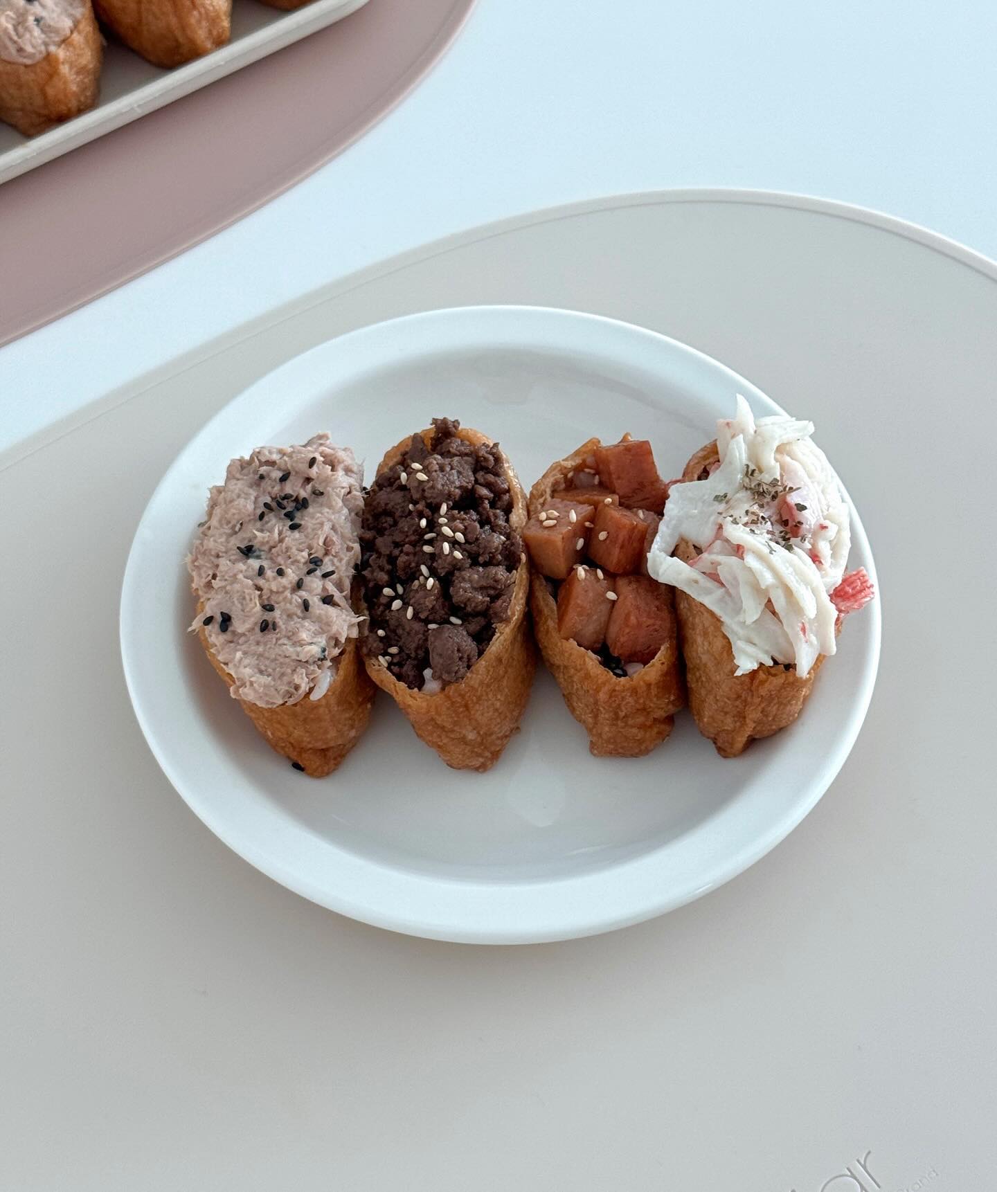 토핑가득 유부초밥 도시락🍙

네모네모 유부초밥에 
참치마요, 소고기, 맛살, 스팸 네가지 토핑🫶
토핑을 듬-뿍 올리니 맛이 없을수가 없쬬😋

화창한날 찍어서그런지 사진 색감도 쨍하니 맘에 들었어요💛

유부초밥 도시락에다
육개장 컵라면 같이 먹었는데 넘 맛있었구요🎶
함께 먹은 친구커플두 엄청 맛있게 먹어서 뿌듯🫧🤍

🍳토핑
1. 소고기 : 소고기 다짐육 300g, 간장 2T, 맛술 1T, 설탕 1T, 다진마늘 1T, 참기름 1t, 후추 약간
2. 참치 : 참치 작은캔, 마요네즈 2T
3. 게살 : 크래미 3개, 마요네즈 2T, 와사비 약간
4. 스팸 : 스팸, 맛간장 1T

#도시락만들기 #유부초밥 #유부초밥도시락 #유부초밥맛집 #유부초밥토핑 #소고기유부초밥