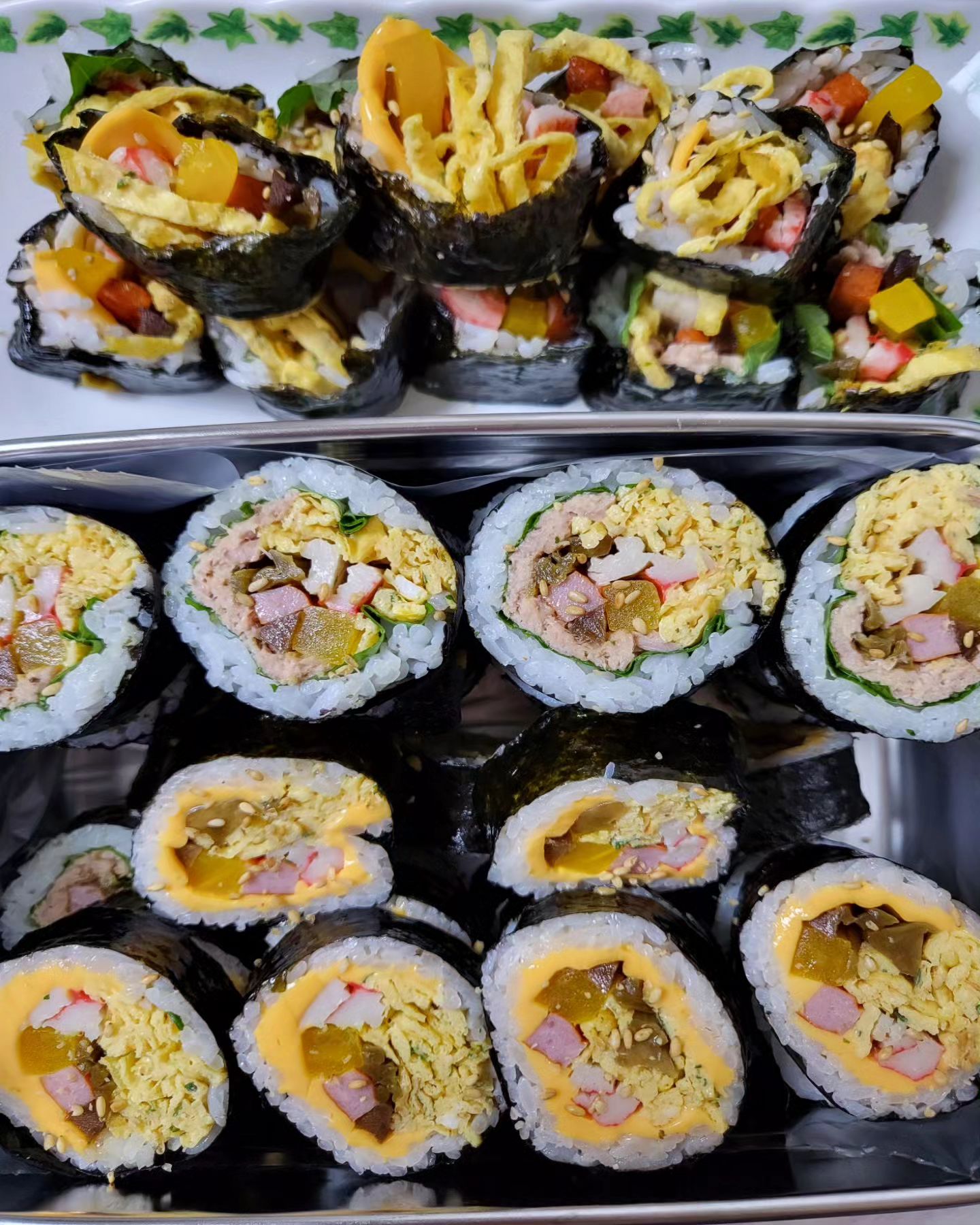 남푠이 좋아하는 치즈김밥이랑
내가 좋아하는 참치김밥
뒷정리까지 3시간 걸림🤣
그래도 이번엔 좀 잘 만들어져서 뿌듯하당
초록색이 없어서 아쉽지만..
그래도 맛있당 히히
.
.
#요리스타그램 #김밥 #집김밥 #지콩요리 #요리 #일상 #daily #instafood #instagram #instadaily #화요일 #주부일상 #소통 #좋아요
