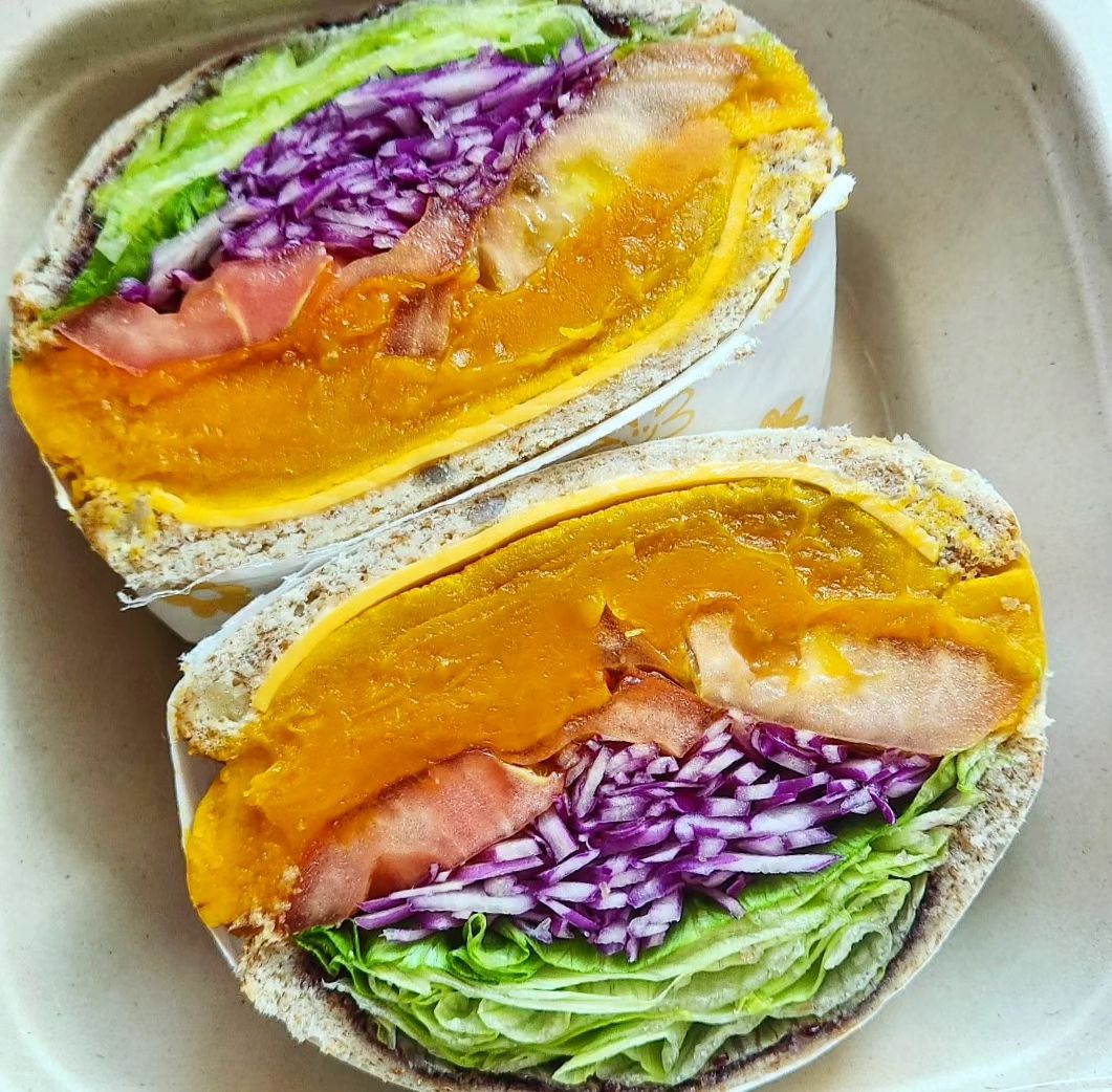 배달리뷰로 올라온 사진인데 너무 이쁘게 찍어주셨어요😆
배달로도 맛있게 드실 수 있는 사토 샌디치입니다😁
달달한 통단호박이 들어가 담백하고 건강하게 드실 수 있답니다 !
#통단호박베리샌드위치 

오늘도 사월의토끼 활짝 열려있습니다 ❤️ 

🐰  운영시간
▪︎ 10AM - 8PM
▪︎ BREAK TIME | 4PM - 5PM
▪︎ 매주 수요일 휴무

🐰 배민, 요기요 주문가능
🐰 단체주문가능(사전문의)
.
.
.
.
.
#사월의토끼 #샐러드카페 #김해샐러드 #양산샐러드 #부산샐러드 #창원샐러드 #봉리단길카페 #김해봉리단길 #김해봉리단길맛집 #김해맛집 #김해파스타 #김해샌드위치 #김해포케 #김해샐러드카페 #김해데이트 #김해그릭요거트 #김해도시락 #김해여행 #김해핫플 #김해가볼만한곳 #김해카페추천 #김해카페 #김해단체주문