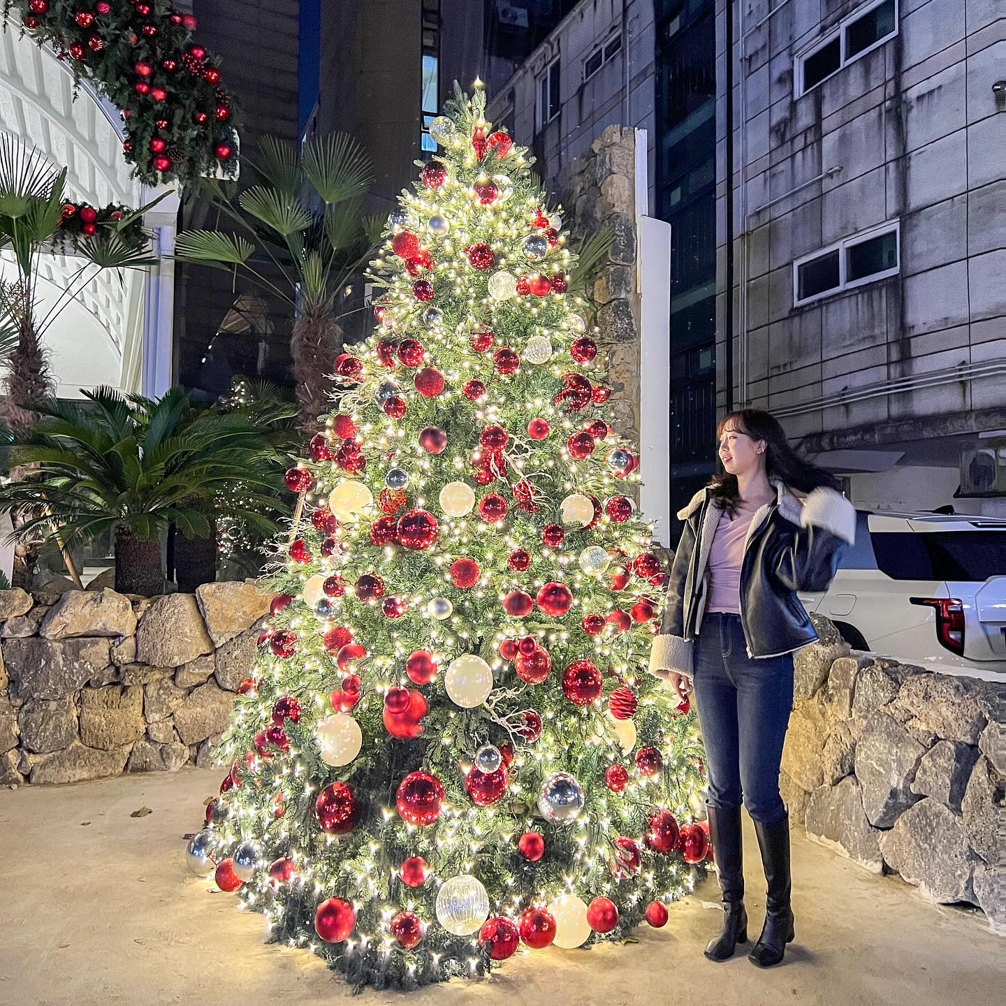 🎄합정 크리스마스 트리 맛집
📍삼다코지, 합정

제주도 감성 가득한 카페에 크리스마스 분위기 한방울… 
아니 한바가지❤️🤍
카페 외부와 2층에 있는 트리 두개 모두 너무 예쁘니까 다들 가서 인생샷 찍어주세요🎅🏻

➡️상세한 리뷰는 프로필링크 클릭!

#크리스마스트리
#삼다코지