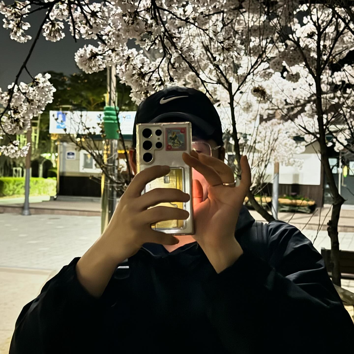👦🏻 : 자기는 벚꽃을 엄청 좋아해 보면 행복해 해 !
👩🏻 : 아니 ?? 그냥 봄이니까 보러 오는거지! ( 무한 촬영 ) 

벌써 5년 째 함께 보는 봄 🌸💕

퇴근하고 보느라 밤 벚꽃이지만 ,, 
내년엔 꼭 !!!! 노을 질 때 볼거야 😠

#5년째연애중 #봄 #벚꽃 #여행 #만석공원 #핑크빛 #퇴근후 #소확행
연애중 #사진작가 #우둥이 #5년째 #혼나는중 #사진좀잘찍자 #내년은 #기대해도되겠지 #데이트 #신나 #즐거워 #봄이오는중 #🌸