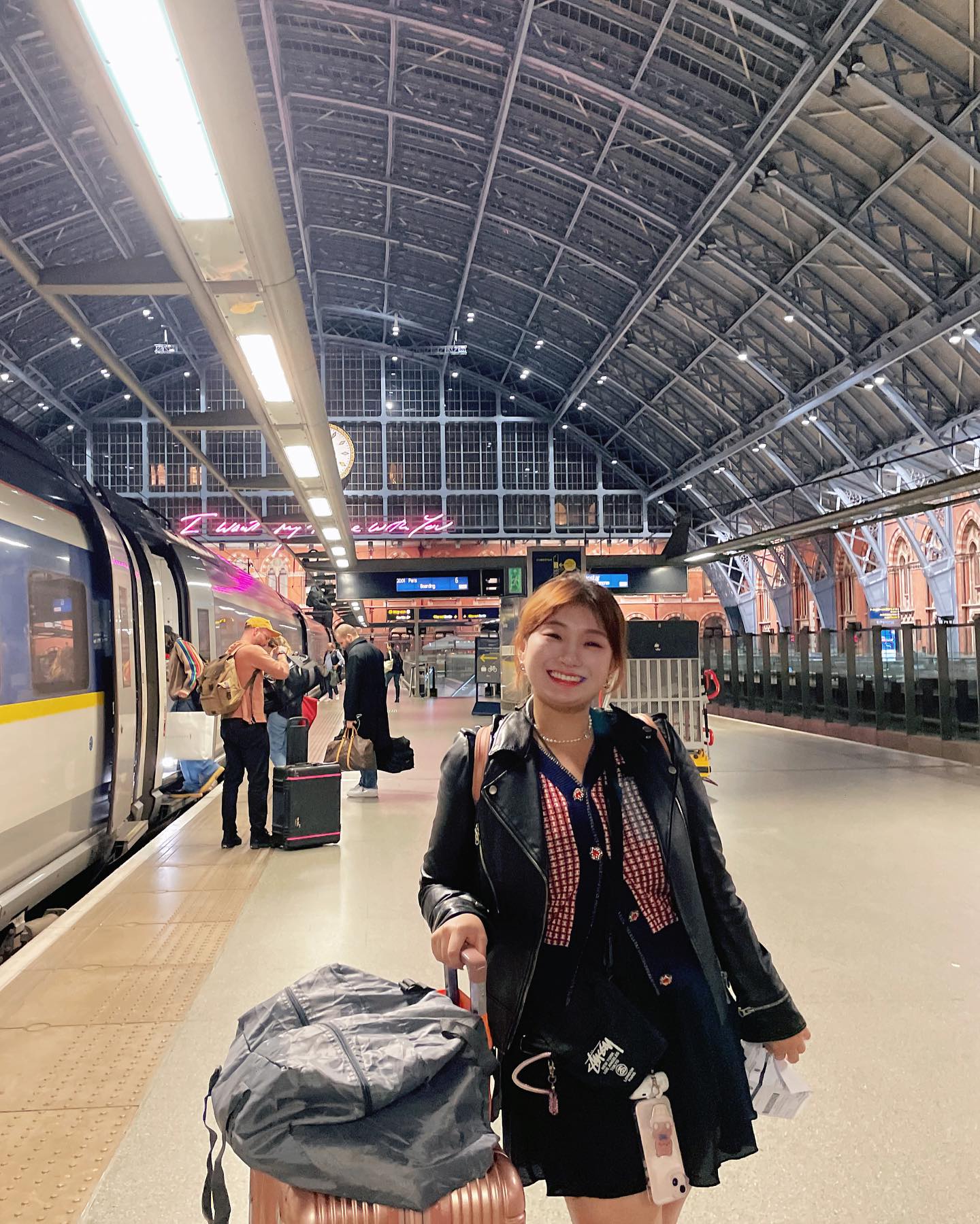 #뮤젤_리뷰 🇬🇧 (저장/공유)
🚈2시간, 런던에서 파리까지 ✨유로스타✨
⠀
🚈🇬🇧 ➡️🇫🇷
영국에서 유로스타 고속열차를 타고 프랑스로 넘어갔어요! 
국경을 기차 하나로 넘어간다는 사실이 너무 신기하더군요
⠀
2시간만에 🚆유로스타🚆타고 도착한
🇫🇷프랑스🇫🇷 시리즈 연재시작됩니다!
⠀
@@ 프랑스 여행 같이 갈 사람 💖 @@
⠀
==================================
🚈유로스타 Euro Star
✔️St Pancras International (세인트판크라스트역)
➡️Gare du Nord (파리북역)
⏰소요시간 : 2시간 30분(파리가 런던보다 1시간빠르니 참고)
================================== ⠀
⠀
muse.l_universal 계정을 팔로우하시면
더 다양한 여행 / 패션 정보를 보실 수 있어요! ⠀
⠀
#프랑스여행 #크리에이터 #프랑스 #유럽 #유럽여행
#여행스타그램 #여행꿀팁 #france #travel #europe #creator