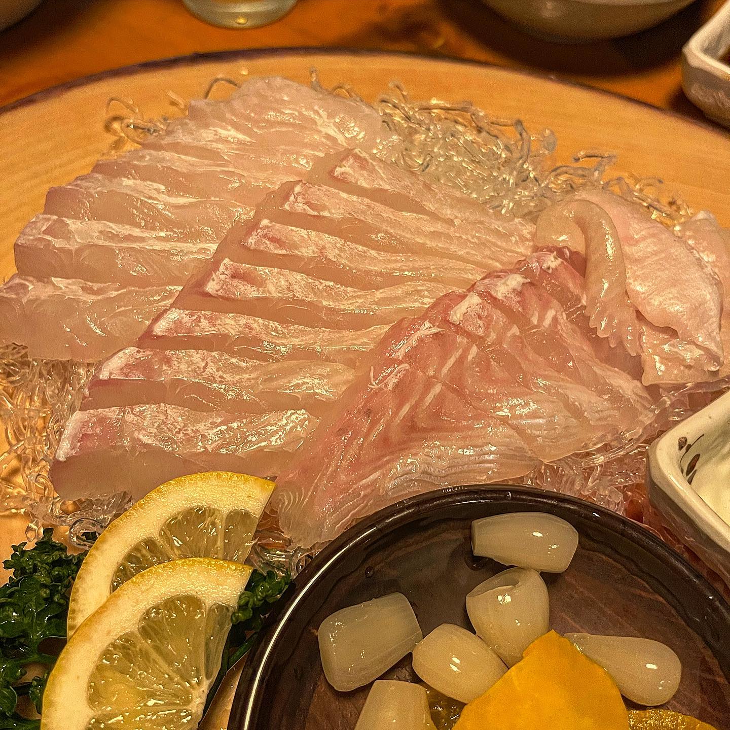 건대에서 이집 모르면 간첩!
#건대#사시미

건대 오래된 터줏대감인 이곳 !!
망때도 이미 오래전부터 다닌 검증된집이다🤤
활어를 당일 손질, 숙성해서 판매하는데
퀄리티가 너무 좋음~✨ 
사시미는 쫀득 탱탱 싱싱하고 회 특유의 비릿맛? 같은건 전혀없어서
술이 꿀떡 꿀떡 들어감;
특히 이집은 세트 구성이 잘 되어있어
2차 3차 필요없이 계속 새로운 안주로 술을 즐길 수 있다^^
맛도 맛이지만 친절한 분위기가 좋은 건대 사시미 !
소주 한 잔 하기 넘나 좋습니당🤍

🎈건대 사시미
위치 : 서울 광진구 아차산로33길 23
시간 : 16:00-02:00