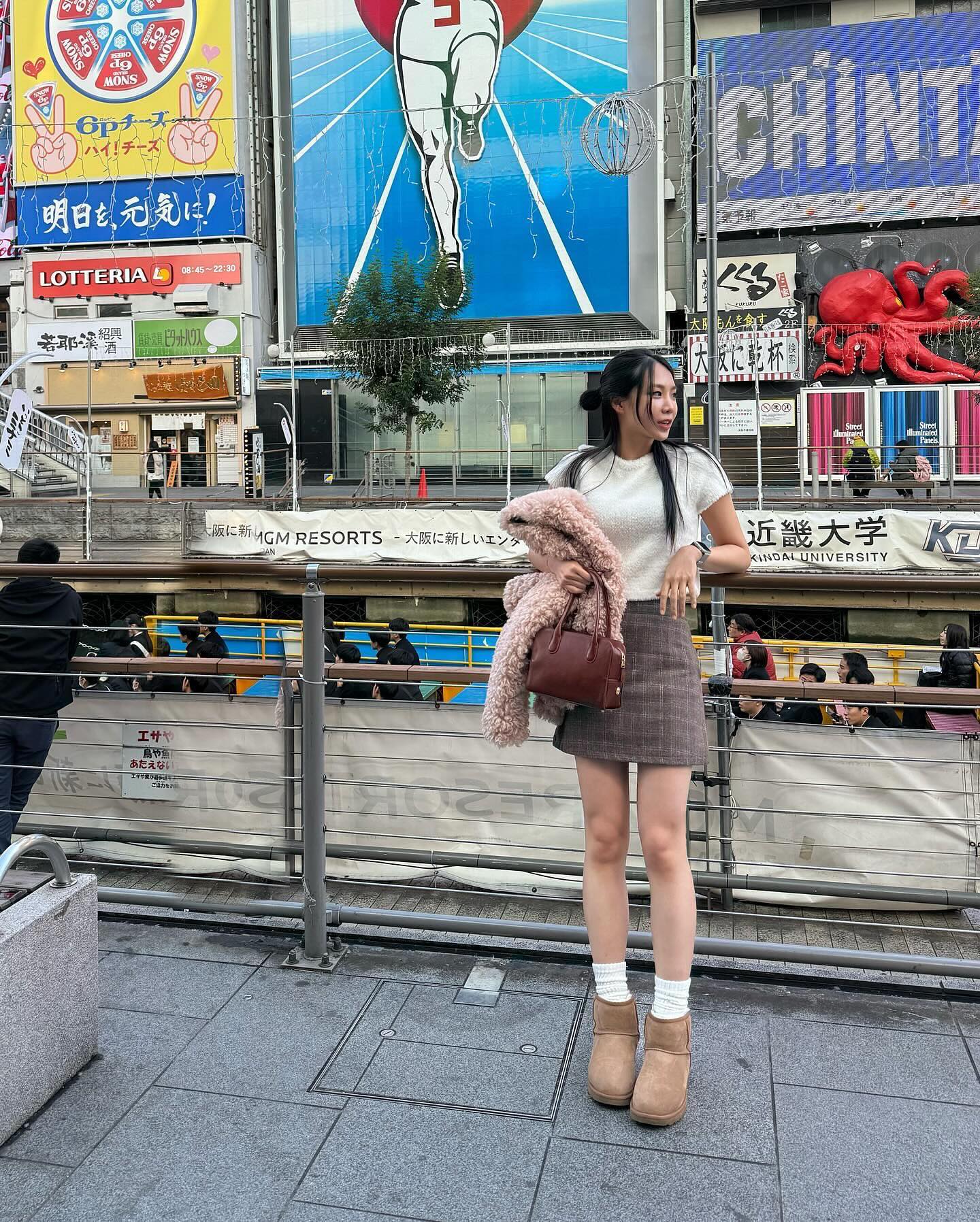 #틸아이다이 #토트백
심플하게 어디에나어울리는 틸아이다이의 토트백..♥️
브라운 버건디 섞인 색으로 가을겨울에 자주들을것같아요!
수납도 넉넉해서 보부상들 주목하세여 다들어갑니다🙃
일본에서 이것저것다넣고다니면서 실용성 멋 다챙겼다구여!!!