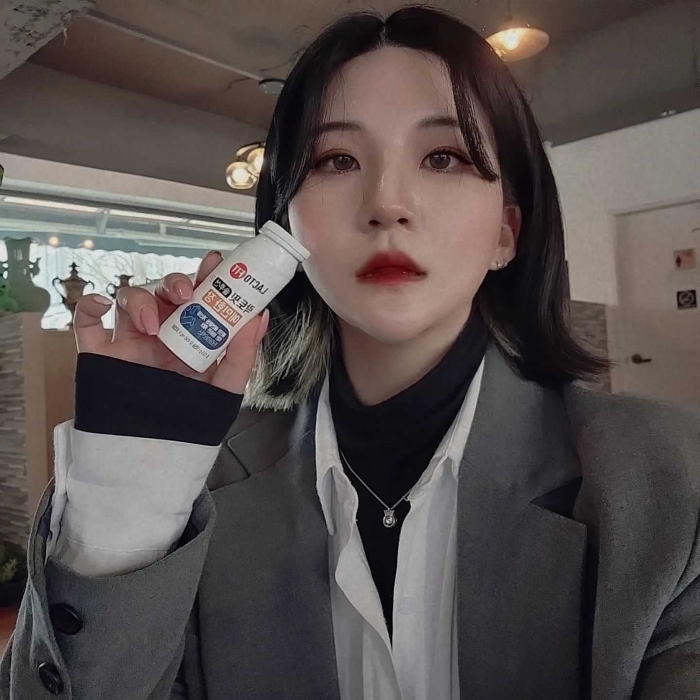 #협찬 혜영이는 사실 장씨였다??!! 

종근당건강 락토핏 솔루션2 예민한장

최근 잦은 음주로 장이 상당히 예민해진 혜영이 사실 장예민씨였던걸로 밝혀져 충격! 자극적인 안주와 알콜의 콜라보는 혜영이를 예민하게 만들기 충분했던 것... 약속장소 나가기 전 준비할 때도, 차 타고 이동할 때도 불편한 느낌이 잦아진 요즘 찰떡콩 솔루션 두둥등장! 

신기한 건 이 캡슐이 장에서만 녹는 '장용성 캡슐’로 위산과 담즙산으로부터 보호 해준다는 거! 기능성 원료인 프로바이오틱스의 인체적용시험 통한 과학적 검증도 통과하였고 최대 보장균수가 무려 100억 CFU 유산균! 냉장보관 없이 실온에서도 균수가 보장되기에 휴대도 간편하고 삼키기 간편한 캡슐로 전국의 장예민씨들께 강추하는 바!

(*식약처 고시 일일 섭취량 대비)

“장예민”씨를 찾습니다!

🔎 예민한 장 때문에 아침마다 화장실을 자주 들린다

🔎 출근길에서 갑작스러운 배 신호에 지하철을 내렸다 탄 적 있다

🔎 여행지에서 장이 불편해질까 기름지거나 매운 음식을 피한 적 있다

🔎 수업 시간, 배에서 나는 꾸르륵 소리를 애써 모른 척 해봤다

🔎 중요한 자리만 가면 슬슬 느껴지는 신호에 집중하지 못한 적 있다

🔎 데이트 중 전화를 핑계로 화장실에 들락거린 적 있다

이 중 하나라도 해당된다면 당신은

락토핏 솔루션이 찾고있는 ‘장예민’씨 입니다.

장예민씨를 위한 구원템, 락토핏 솔루션2를 체험해 보세요

#장예민씨를찾습니다 #락토핏솔루션 #락토핏예민한장 #예민한장유산균 #예민유산균 #락토핏솔루션예민한장 #유산균 #프로바이오틱스 #종근당예민한장 #다이어트 #운동기록 #운동하는여자 #헬스타그램 #셀스타그램 #셀스타 #selfie #런닝 #나이키런 #크로스핏 #레깅스 #여수 #대전 #소통 #일상 #좋아요 #팔로우 #좋반 #첫줄반사 #좋아요테러