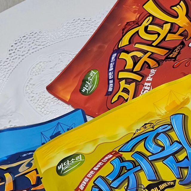 먹쀼🐽 on Instagram: "#광고 #피쉬팝 - 과자 먹으면서 더이상 죄책감 느끼지 말아요 우리...💓 ✔️밀가루 0g‼️글루텐프리‼️ 밀가루대신 사용된 쌀가루는 소화에도 이롭답니다. 다이어트