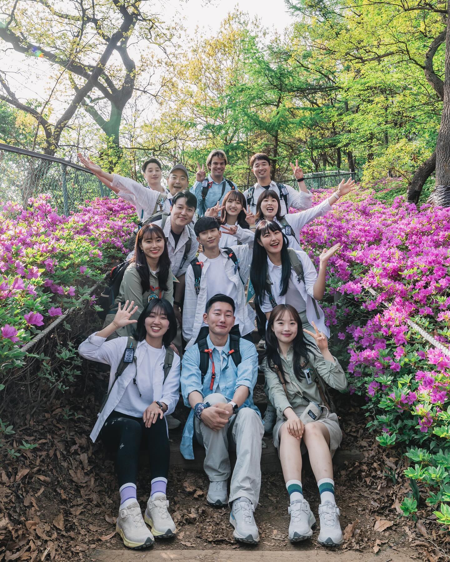 그렇게 3기에게 도착하였다…💚

1년 전 그 장소에서 똑!같!이! 찍었는데
릴스로는 알아보기가 어려운 것 같아 올려보는
본격! 1년 전-후 비교짤! 다들 미모는 그대로죠?✨

-
💚HSS 3기💚
2.1bk 
holasu_ 
g_won_g 
ssu__day 
jaehun___j 
euna_diettt 
runkyh_0113 
choehye_day
moo_nm_oon 
chunhyeok0429 
lalunagakireidesune 
haemoo__sappunsappun 

💙컬럼비아💙
columbia_kr 

-
#컬럼비아 #하이크소사이어티서울 #columbia #hikesocietyseoul #hss #hss3 #reels 
#등산 #달달_등산 #청계산 #블랙야크100대명산