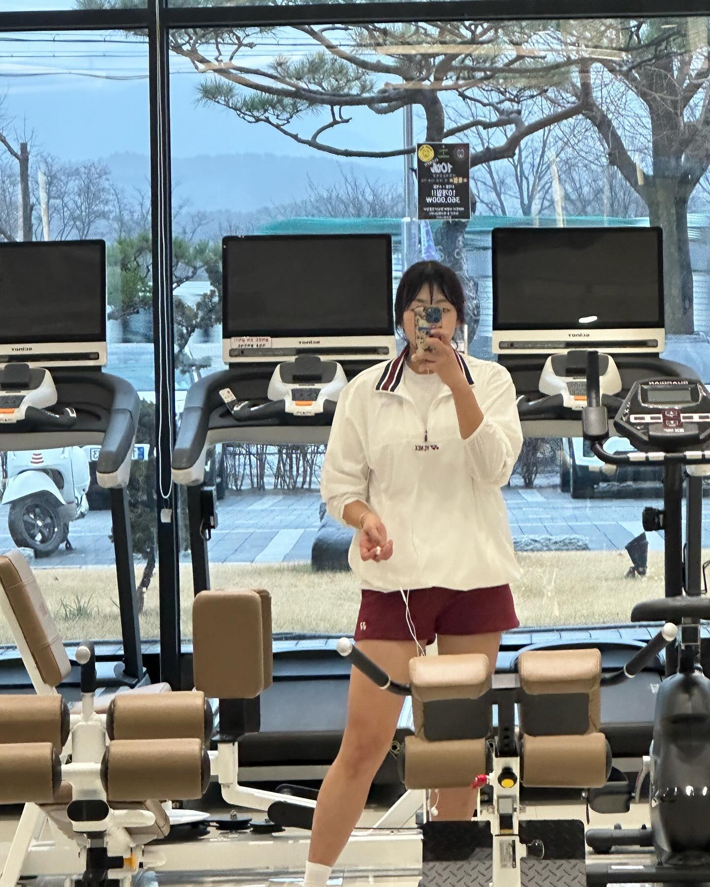이번겨울에 열심히 운동해서…

살뺄꺼에요..(어제 탕후루 먹은건 ❌)

밀야 언제까지 통통이로 살꺼야…..

운동할땐 #줄이어폰 최고야✌️

#헬스
#운동