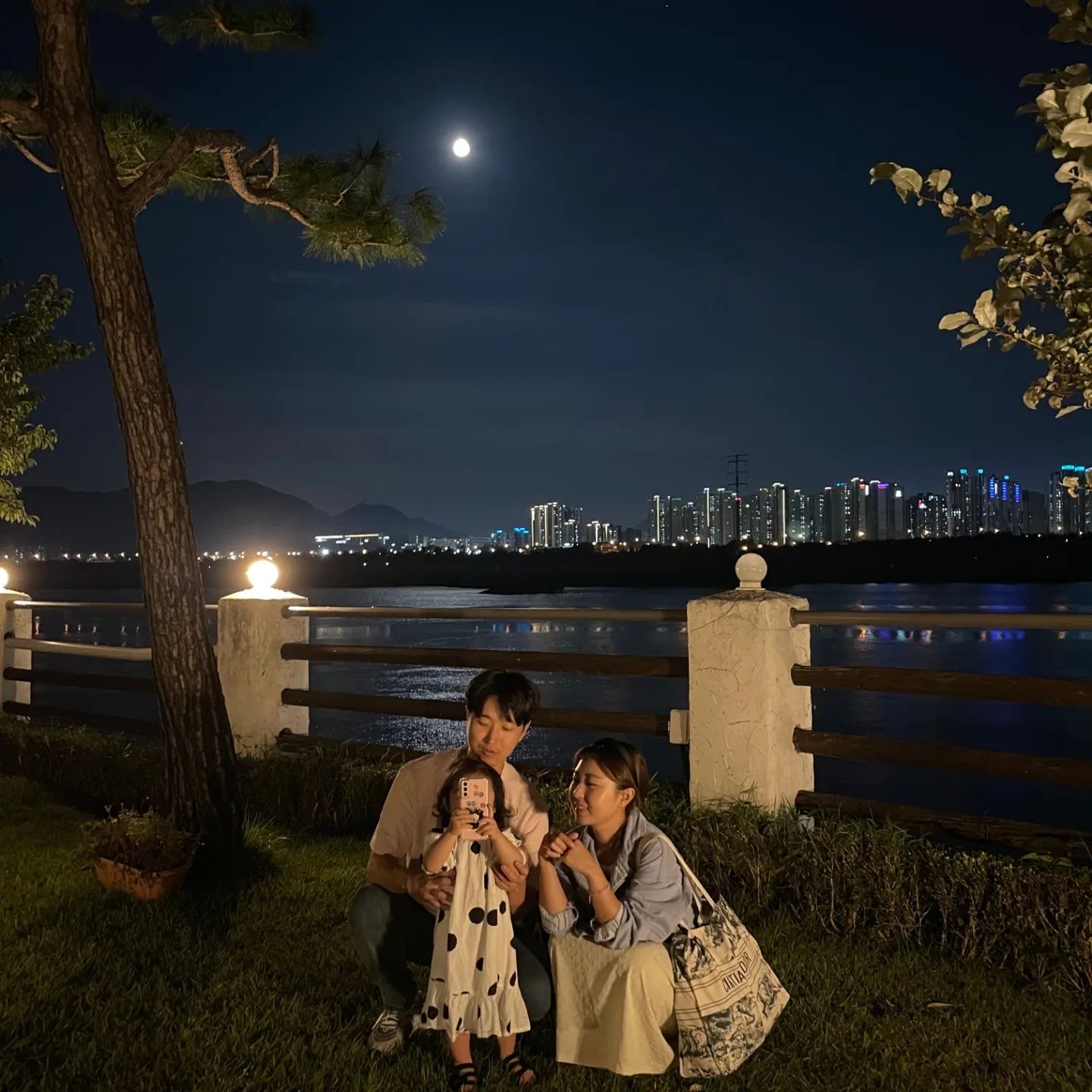 민하가 찍어준 커플샷과 #슈퍼문 🌝
벌써 다컷다 우리딸!
민하가 찍어준 컷 매우 역동적,,
민하할부지 환갑기념 한강나들이 넘 조아따
우리가좍! 사랑해요🫶