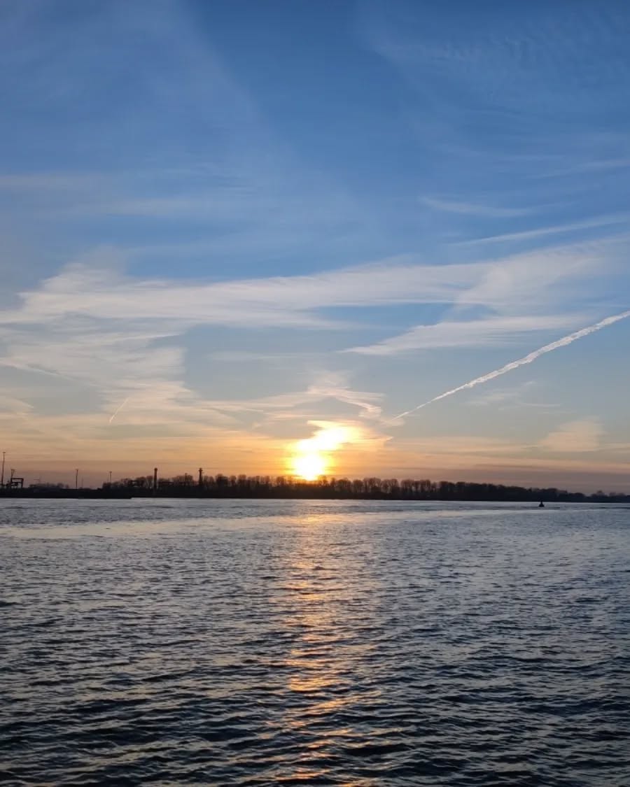 Beautiful Sky and Water
Always makes me happy❣️
Where I live, Hamburg, Germany🇩🇪 

내가 사는 곳 앞의 아름다운 하늘과 강의 뷰들☁️🌞 
난 푸른 하늘을 볼 때 기분이 정말 좋아진다❣️