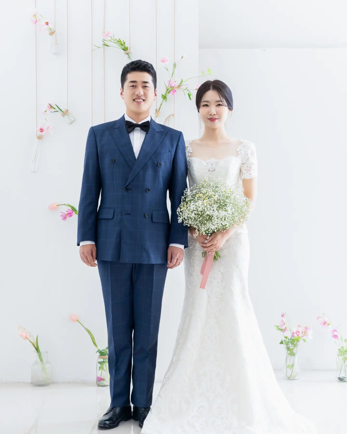 🤵🤍👰‍♀

김현수❤️윤혜경, 따듯한 봄이 오는 계절에 저희 #결혼합니다!

• 2023년 3월 12일(일) 낮 12시 10분
• 신도림 웨딩시티 8층 아모르홀

6년의 연애를 마치고 
이제는 영원한 단짝이 되어 함께 같은 길을 가려 합니다.

인생에서 가장 중요한 날,
생각나고 떠오르는 분들이 많지만 
오랜만에 드리는 연락으로 부담되지 않을까
선뜻 연락드리지 못한 분들이 많습니다.

소식을 전하지 못함을 너그러이 이해해 주시고
먼저 반가운 연락을 주신다면 감사하고 
기쁜 마음으로 소식을 전하겠습니다.

귀한 발걸음으로 축하해 주시는 모든 분들과
혹시 참석이 어려우더라도 멀리서 보내주시는 
따뜻한 마음을 잊지 않고 보답하며 예쁘게 잘 살겠습니다
감사합니다❣️

- 신랑 김현수&신부 윤혜경 -