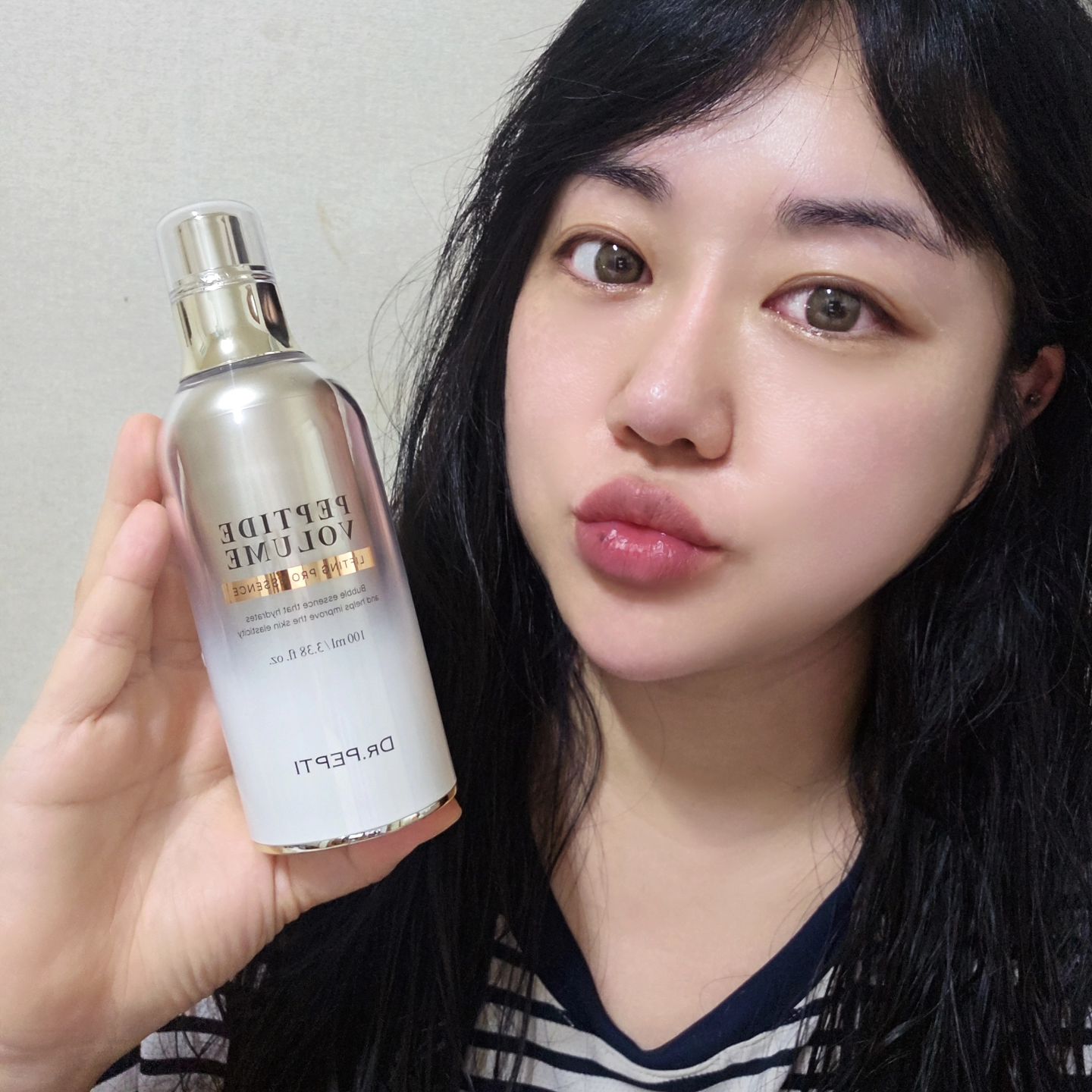 #협찬 바르고 5초후에 버블이 올라오는 
신기한 닥터펩티 펩타이드 볼륨 리프팅 프로 에센스
단 1회 사용으로 즉각적인 페이스리프팅 개선과 
4주 사용만으로 피부나이를 -6,7세까지 되돌려준다니!!

펩타이드 볼륨 리프팅 프로 에센스는 피부 탄력을 끌어올려 탄력있는 피부를 만들어주며 특이한 버블제형으로 세안후 피부결을 정돈해준뒤에 에센스를 얼굴에 도포해주면 5초만 지나면 버블이 뽀글뽀글~
버블제형이 손으로 피부를 두드려주는 듯한 탭핑 효과를 주어 1회 사용으로 피부 흡수도와 흡수 깊이, 흡수 속도를 224%나 개선시켜준다고해요!!

닥터펩티 독자성분인 "SKIN LIFTING PRO"가 리프팅 개선에 도움을줄수있고 4주 꾸준히 사용해주면 피부나이를 젊어지게 할수있다니!!
피부 리프팅 고민이신분들 닥터펩티로 탱글탱글한 피부 탄력을 느껴보세요

dr.pepti

#닥터펩티 #버블에센스 #피부탄력 #리프팅프로에센스 #스킨케어 #탄력개선 #에센스추천 #탄력에센스 #광고 #선팔 #맞팔