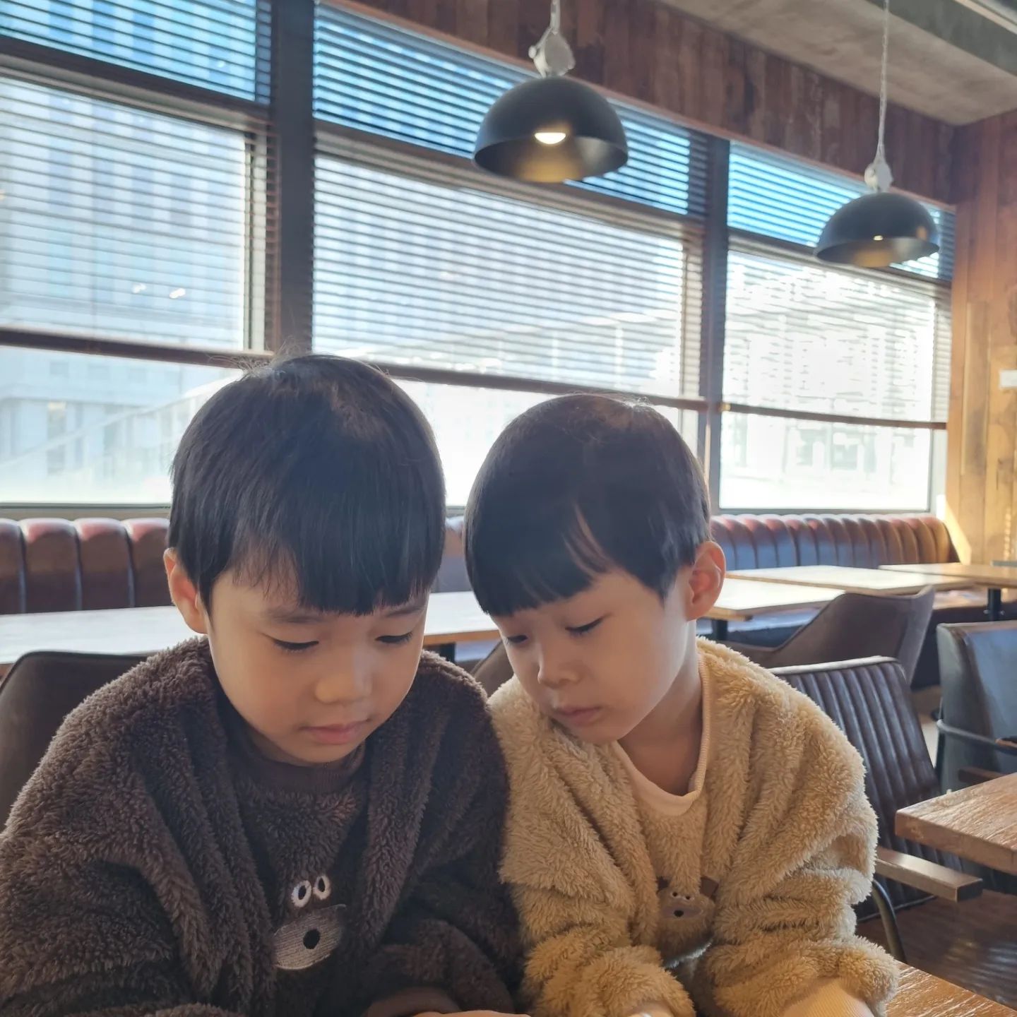 하루만 자고 오려 했는데
3박 4일이나 있다 오게 됨

윤3 형제들 이모야가 선물해준 꼬까옷
한벌로 4일을 보냈넹ㅋㅋ

포일동 쎄봉은 이틀 연속 갔는데
빵이 덜 달고 서비스로 베이글도 3개나 주심

타임빌라스 갈때 마다 들리던 오뗄
처음 먹어본 잣품은 그집 호두과자 맛있다
추천!!

#외할머니집 #브런치카페 #쎄봉맹트넝 #카레맛집 #냉우동 #소코아 #꼬마김밥 #또또닭강정 #타임빌라스 #바운스 #오뗄 #잣품은그집호두과자