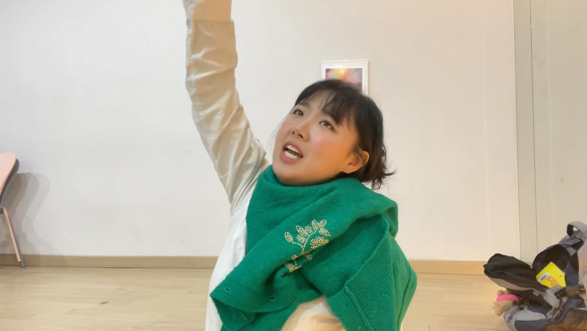 🤲🏼
가을은 천고마비의 계절이라
여유도 있고 좀 느리게 흘러갈거라 생각했는데
주로 연습실에서 떼굴떼굴 구르고
친구들도 만나고 커피를 자주 참고
친구네 고양이, 강아지들한테 질척거리고
같이 자전거를 타기 시작해서 샌드위치와 나만 남거나
스테미나가 부족해서 종종 홍삼절편을 질겅거립니다
언제나처럼 우당탕탕 덩기덕쿵덕 흘러가네요
그래도 계절은 우아해요 🍁