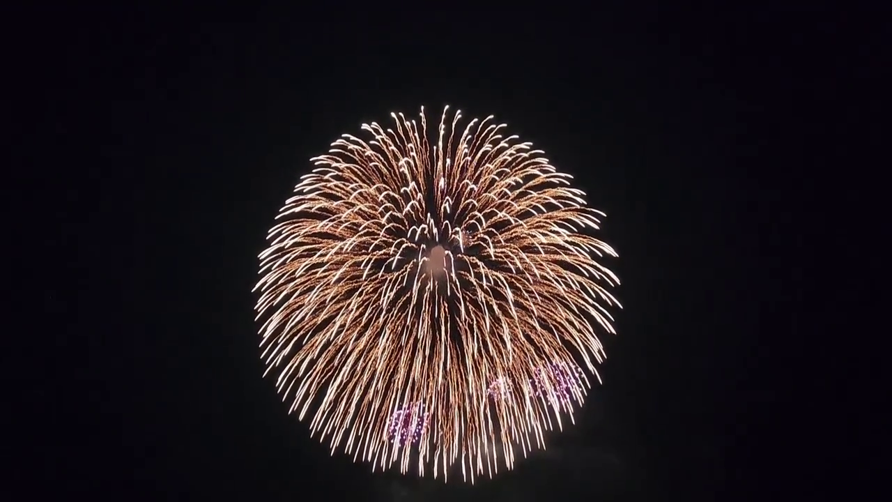 안녕하세용~! 요즘 개인사정으로 활동을 꽤 못했는데 오랜만에 인사드립니당~~^~^

오늘 소개드릴 장소+축제는 "광안리 불꽃축제"입니다.

작년 12월 17일, 3년 만에 제 17회 광안리 불꽃축제가 열렸었었는데 아직도 기억이 나는 인상깊은 축제였어서 공유해봅니당 ㅎㅎ

보통 1년에 한번 여름~가을쯤 열리는 축제이니 이번년도 여름~가을쯤 쉬실 때 요기서 한번 즐겨보시는 어떨까용? 😎

실제로 가서 보면 사진,영상으로 보는 것보다 감동지수💓x999

참고)축제당일날 광안리 바로 앞 카페,술집,숙박시설은 미리 예약안해놓으면 꽉 차서 이용 불가능하구, 1달전쯤? 미리 예약해도 가격이 보통 카페~숙박시설들이 약 15-200만원쯤까지 되는 것 같더라구요~! 

카페,술집,숙박시설에서 편안하게 안봐도 상관없으시면 저처럼 길거리에서 무료로 즐기시면 됩니당 ~~🙃

#부산 #광안리 #광안리해수욕장 #광안불꽃축제 #안지향챌린지 #수영구 #부산수영구