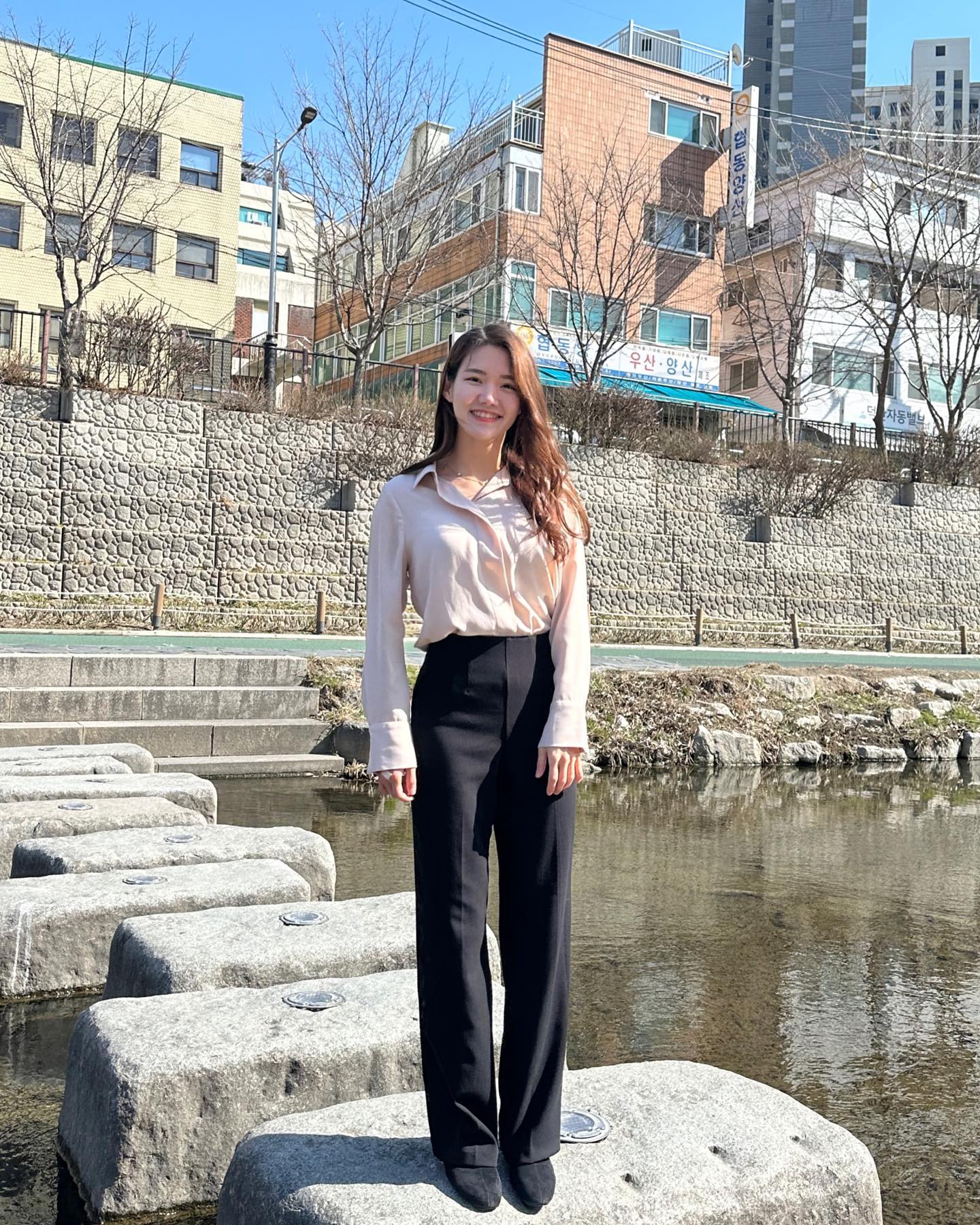 #협찬 

옆부분 지퍼로 디자인되어 깔끔•단정하고
허리 밴딩으로 편하게 착용 가능한 슬랙스 👖

와이드 팬츠가 체형을 보정해주고 
스판 15% 혼방 제품이라 신축성도 뛰어나요

봄•가을에 입기 좋은 두께감이라 
블라우스와 함께 입는 출근룩으로 좋을 것 같아요 👍

 #클릭앤퍼니 #봄 #봄신상 #여성의류 #봄데일리룩 #데일리룩 #여자출근룩 #여자슬랙스 #와이드슬랙스